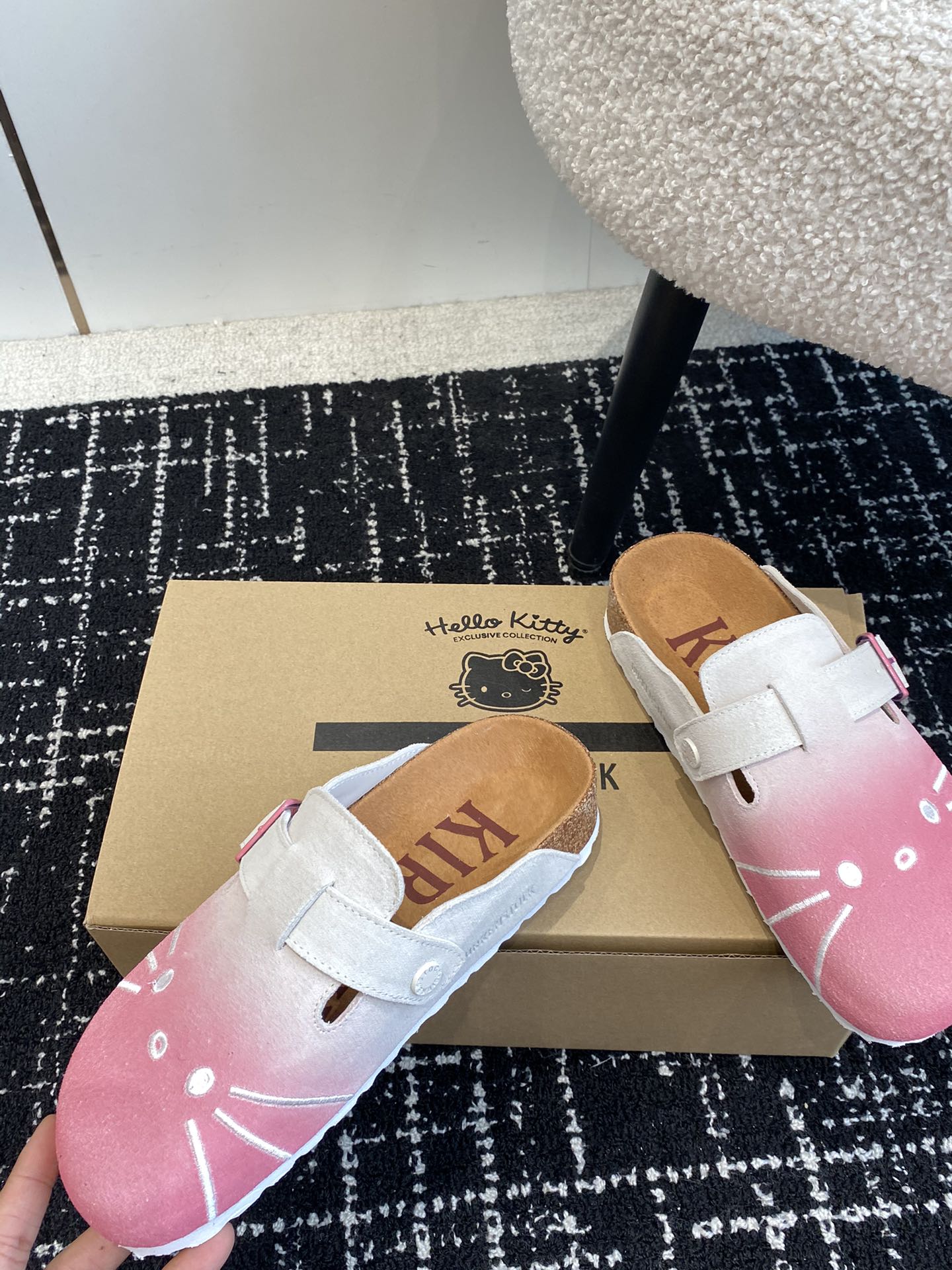 BIRKENSTOCKxHelloKitty联名博肯真软木潮流时尚休闲拖鞋人体工程学设计符合脚形的脚床软