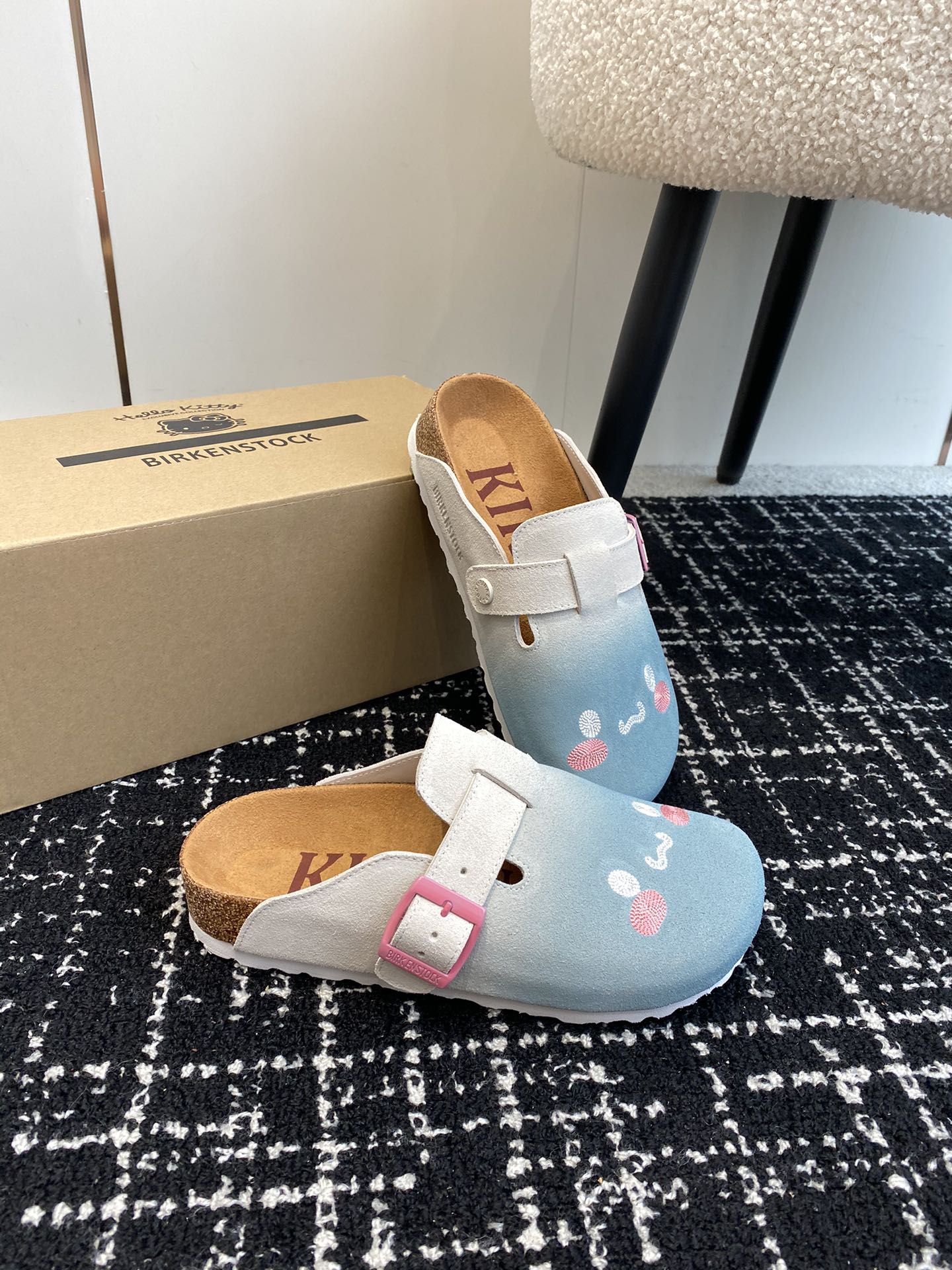 BIRKENSTOCKxHelloKitty联名博肯真软木潮流时尚休闲拖鞋人体工程学设计符合脚形的脚床软