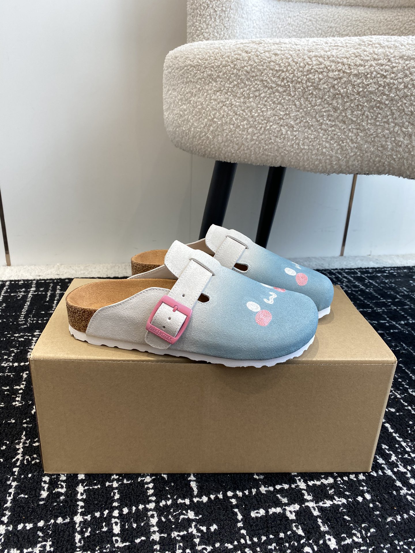 BIRKENSTOCKxHelloKitty联名博肯真软木潮流时尚休闲拖鞋人体工程学设计符合脚形的脚床软