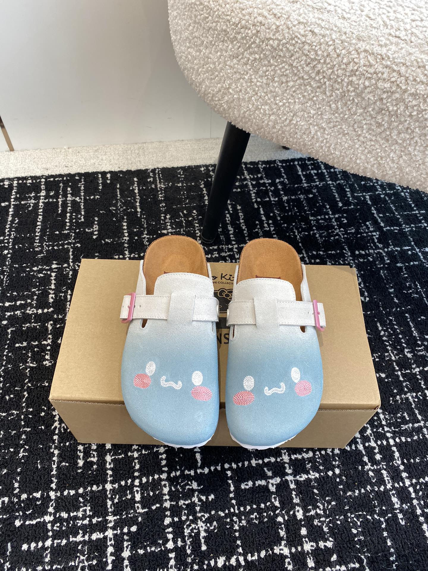 BIRKENSTOCKxHelloKitty联名博肯真软木潮流时尚休闲拖鞋人体工程学设计符合脚形的脚床软