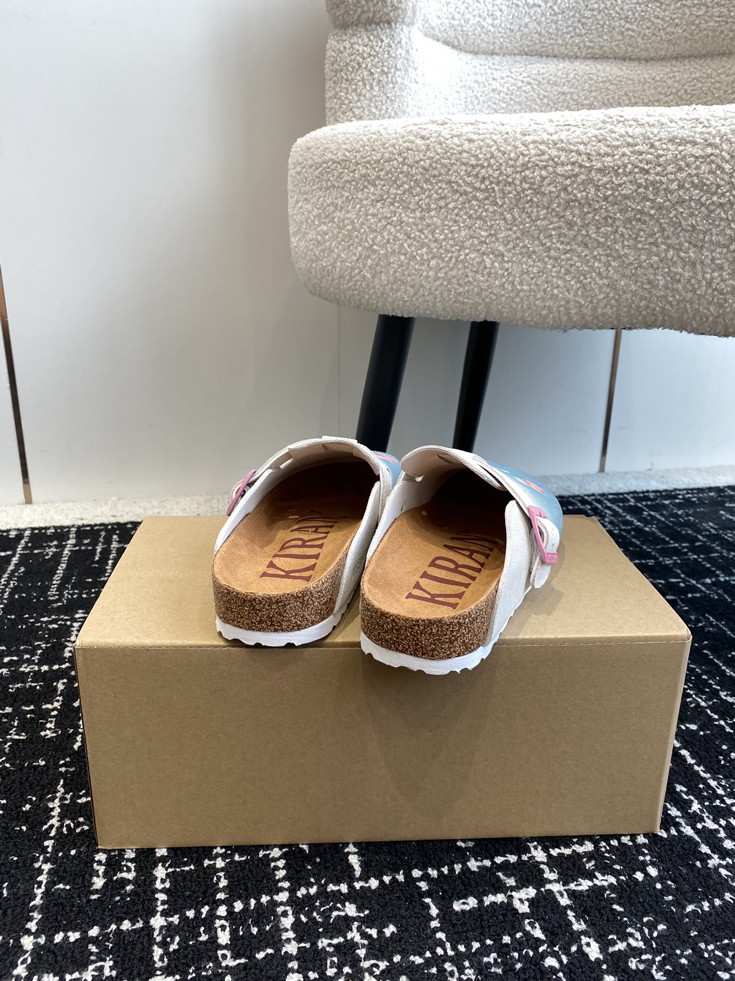 BIRKENSTOCKxHelloKitty联名博肯真软木潮流时尚休闲拖鞋人体工程学设计符合脚形的脚床软