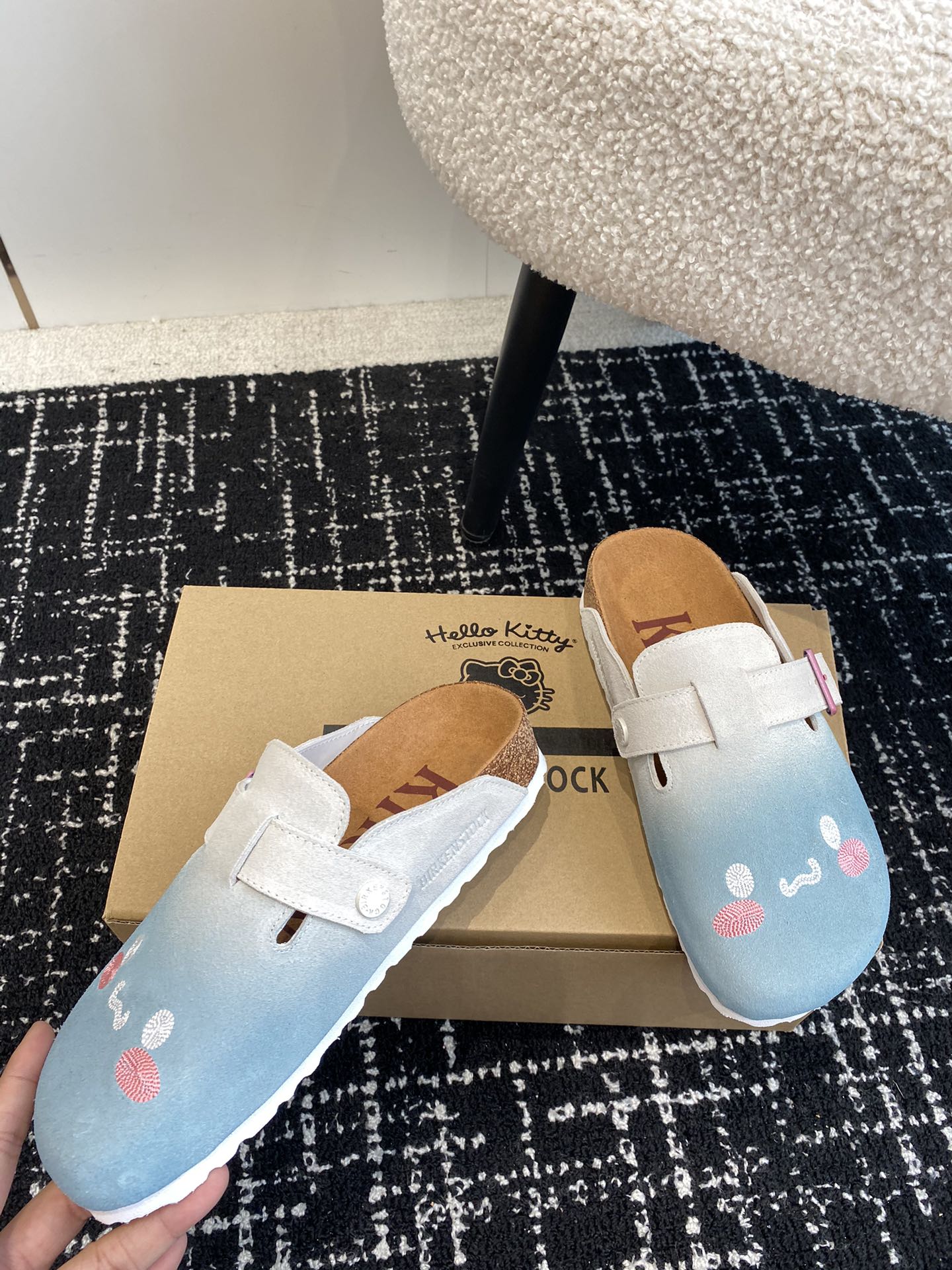 BIRKENSTOCKxHelloKitty联名博肯真软木潮流时尚休闲拖鞋人体工程学设计符合脚形的脚床软