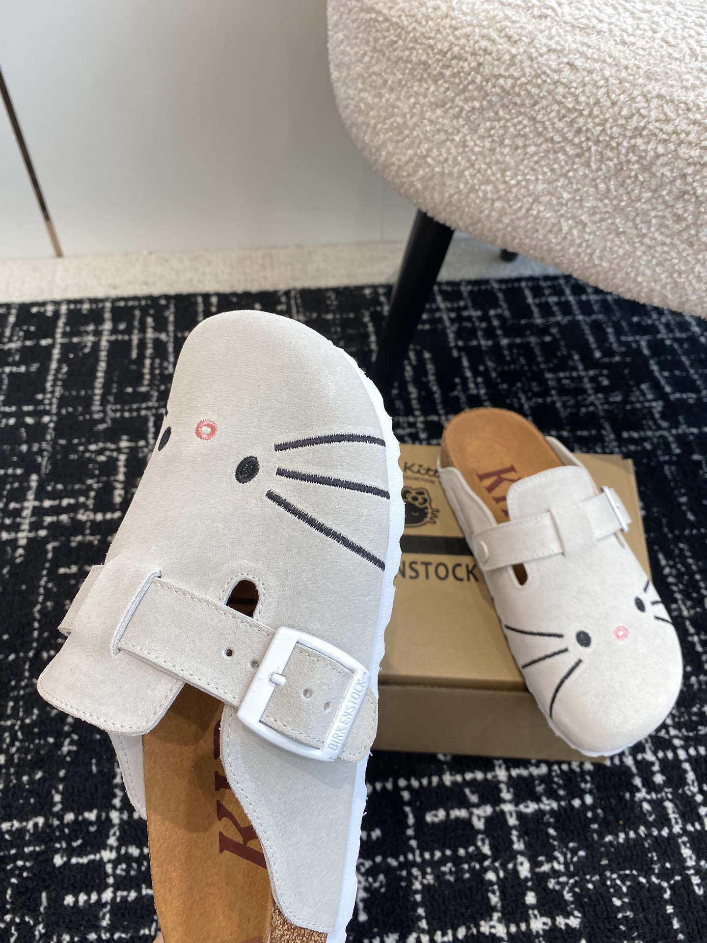 BIRKENSTOCKxHelloKitty联名博肯真软木潮流时尚休闲拖鞋人体工程学设计符合脚形的脚床软