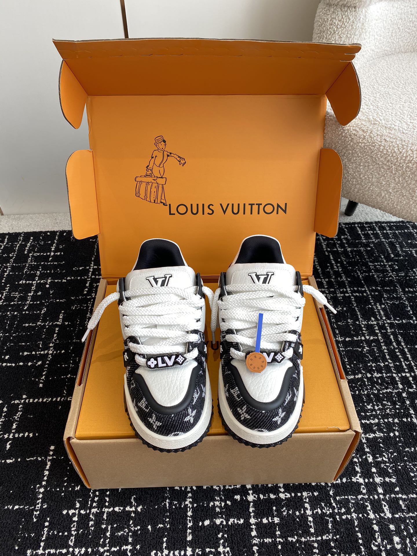 NO:417919,Purchase grade (official website simultaneous shipping full set of packaging) Louis Vuitton catwalk model fat ding trainer Dragon Year limited model bread shoes couple model fat trainer breaks the single change of color chubby and super cute and interesting Incorporate more similar contour lines and car lines with Old Skool widened shoelaces paired with colorful DIY buckles and further exaggerate its full shoe body. The romantic and childlike innocence also highlights a bit of rebellious street meaning. The upper imported toe-layer calfskin inside is customized breathable net TPU sole Size#35-46 (45 46 custom made without return), casual shoes/sports shoes, louis vuitton, sneakers, cowhide19860909代购级（官网同步发货全套包装） Louis Vuitton 走秀款胖丁trainer 龙年限定款 面包鞋 情侣款 胖trainer打破颜色的单一变化 胖乎乎的超可爱有趣 融入了与Old Skool 更相似的轮廓线条与车线 加宽的鞋带 搭配彩色的DIY饰扣 并进一步的夸张化它的饱满鞋身 烂漫童真的同时还凸显了些许叛逆街头意味 鞋面进口头层小牛皮 内里定制透气网里 TPU大底 Size#35-46（45 46订做不退换）,休闲鞋/运动鞋,louis vuitton,sneakers,cowhide,Women's Shoes