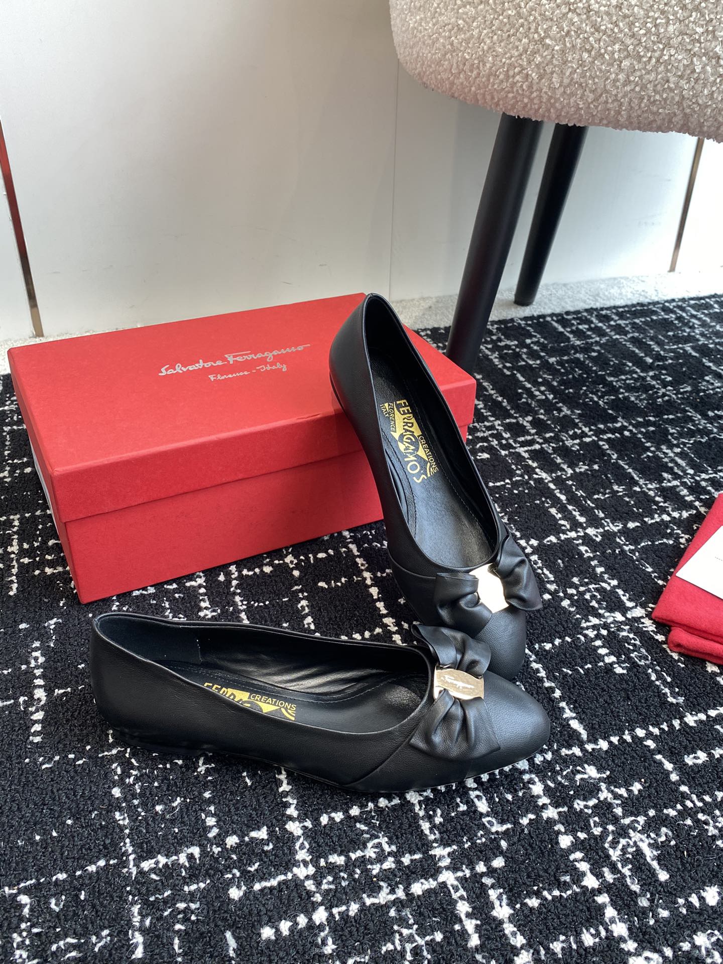 代购级Ferragamo菲拉格慕专柜24早春系列新品标志性蝴蝶结五金扣粗跟单鞋以双色设计重新演绎饰有标志