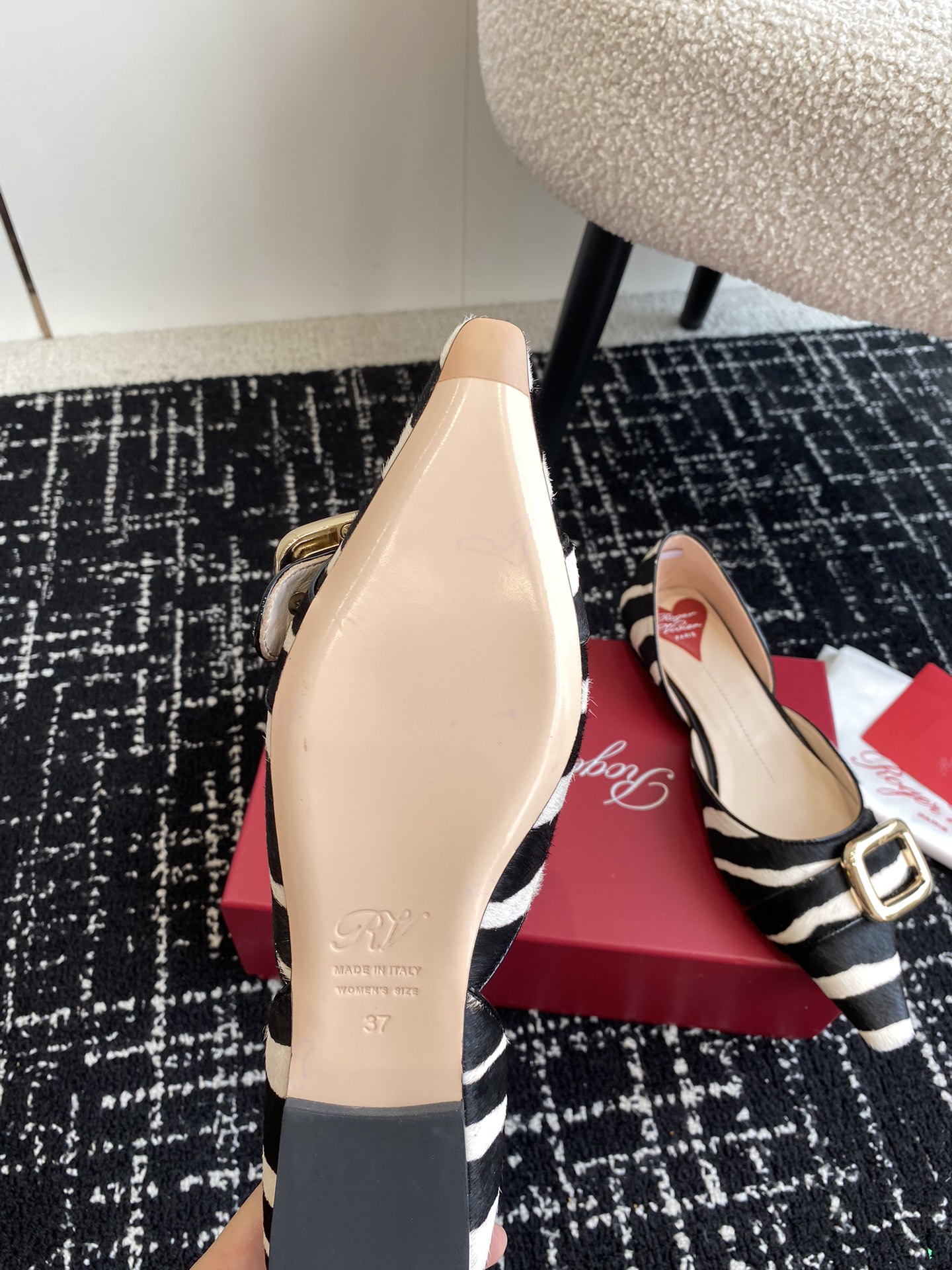 代购级RogerVivier24ss春夏系列最经典大方的的方扣造型RV中空的设计露出性感的足弓再加上恰到