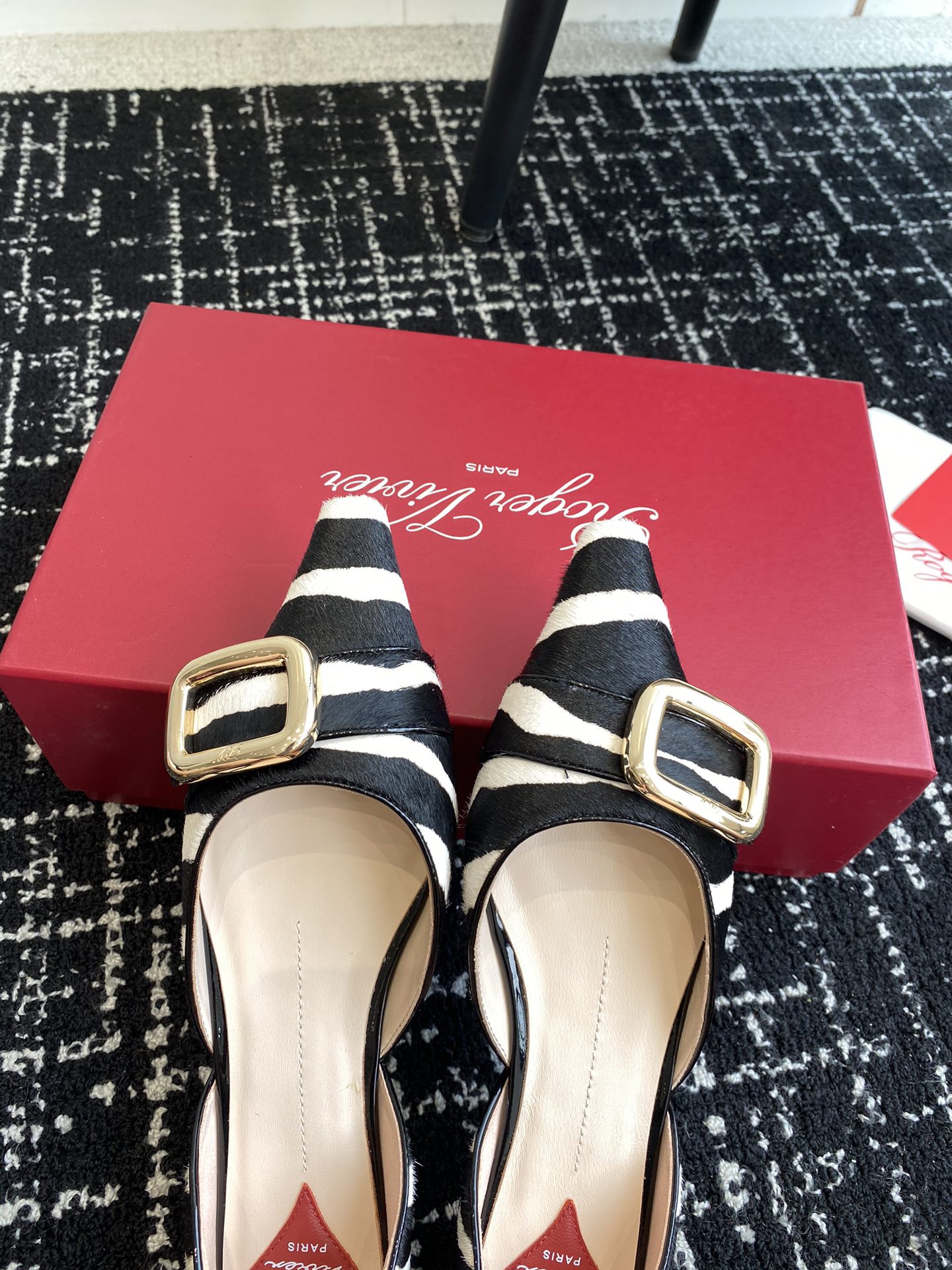 代购级RogerVivier24ss春夏系列最经典大方的的方扣造型RV中空的设计露出性感的足弓再加上恰到