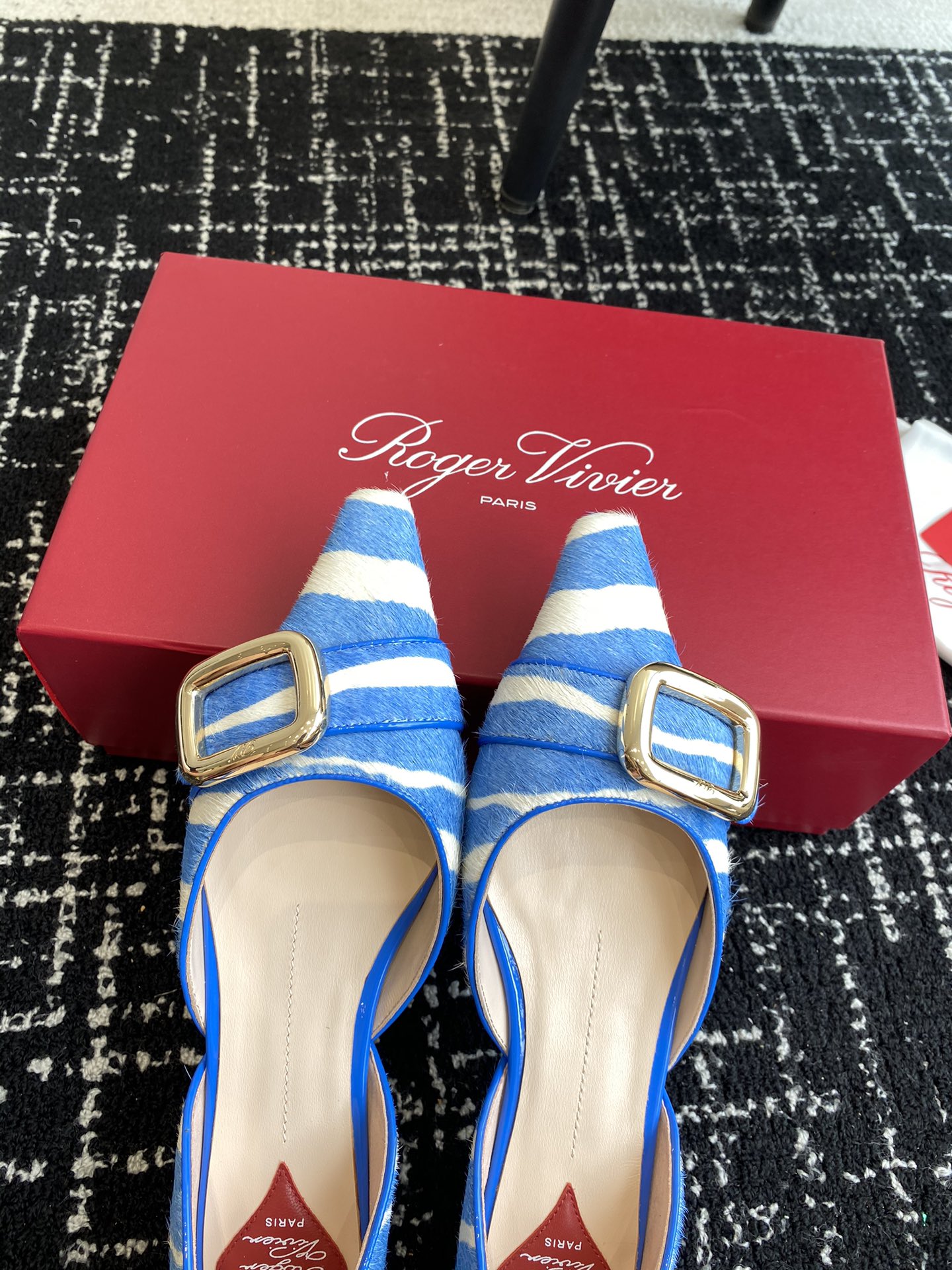 代购级RogerVivier24ss春夏系列最经典大方的的方扣造型RV中空的设计露出性感的足弓再加上恰到