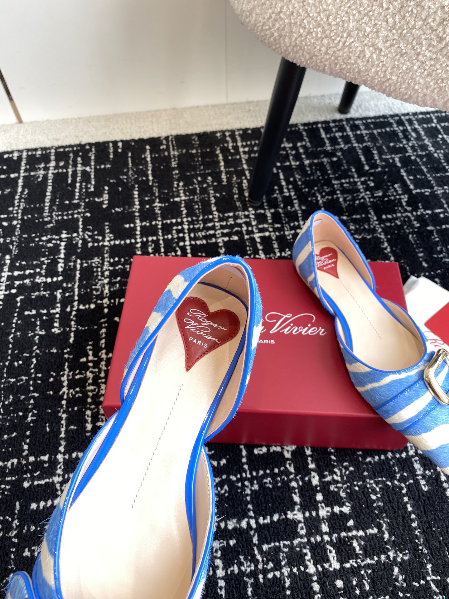 代购级RogerVivier24ss春夏系列最经典大方的的方扣造型RV中空的设计露出性感的足弓再加上恰到