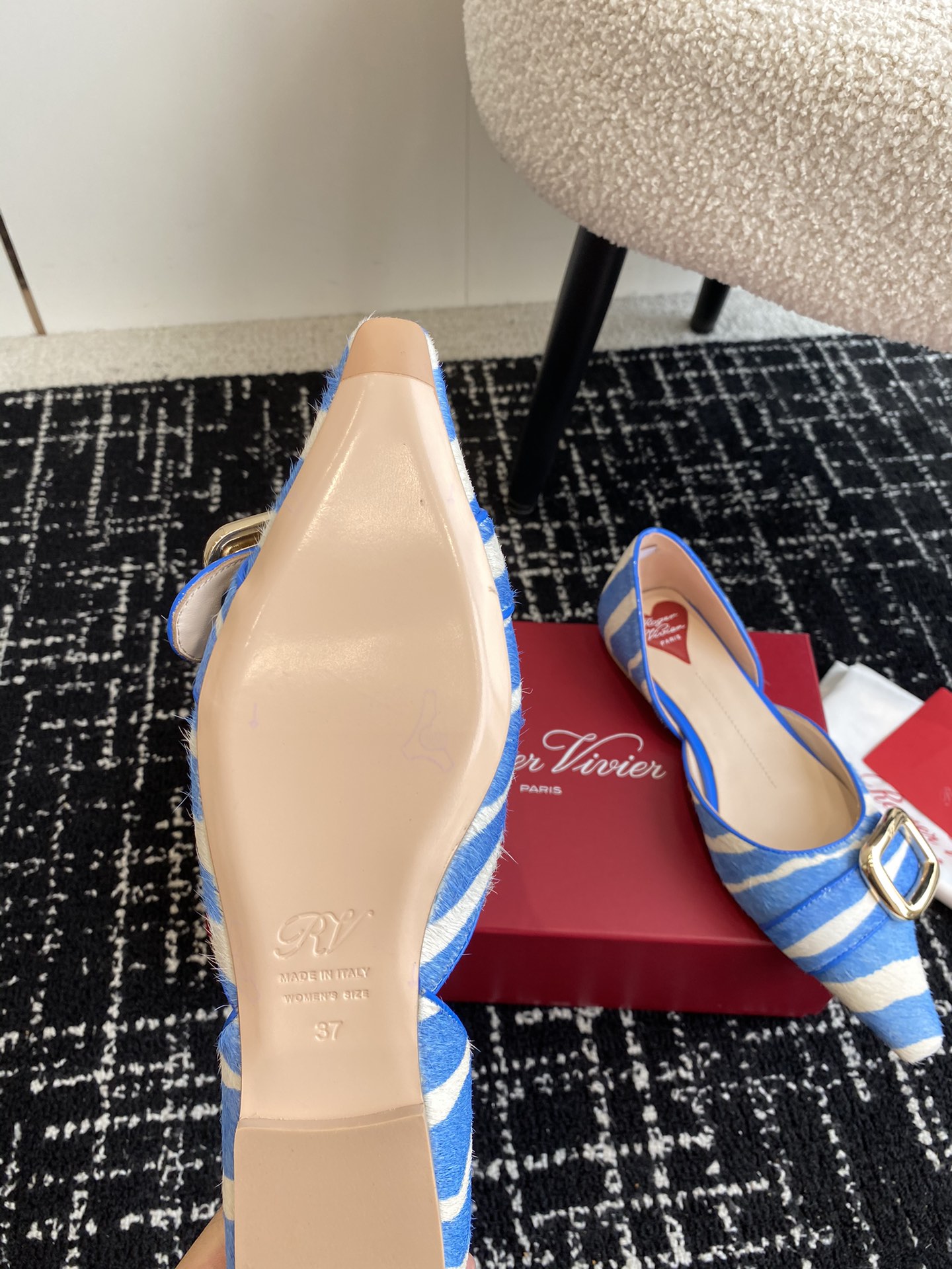 代购级RogerVivier24ss春夏系列最经典大方的的方扣造型RV中空的设计露出性感的足弓再加上恰到