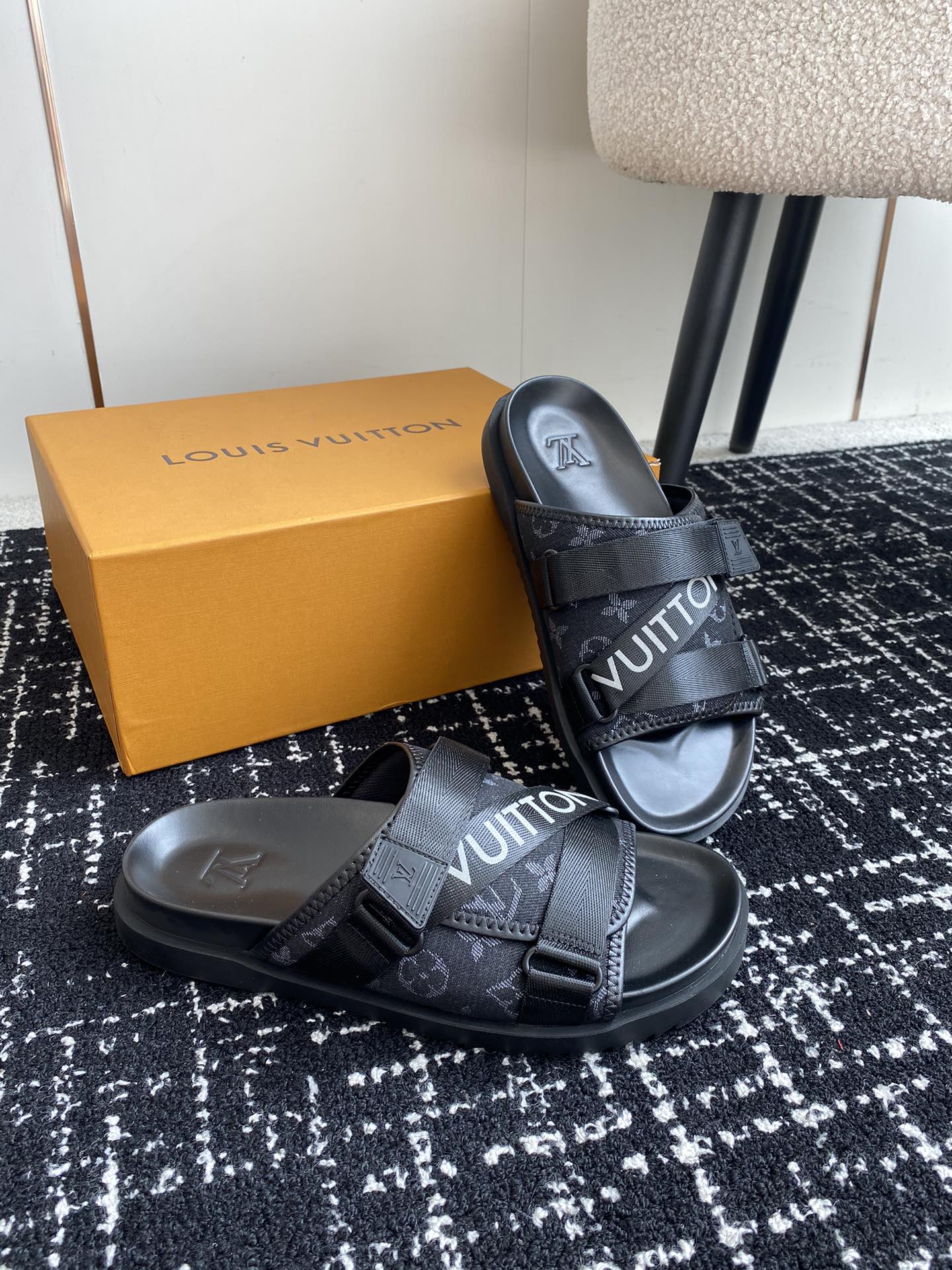 代购级Louisvuitton24ss沙滩拖又一爆款最新顶配版本LV一出即巅峰的超爆款的老花拖鞋面包的脚