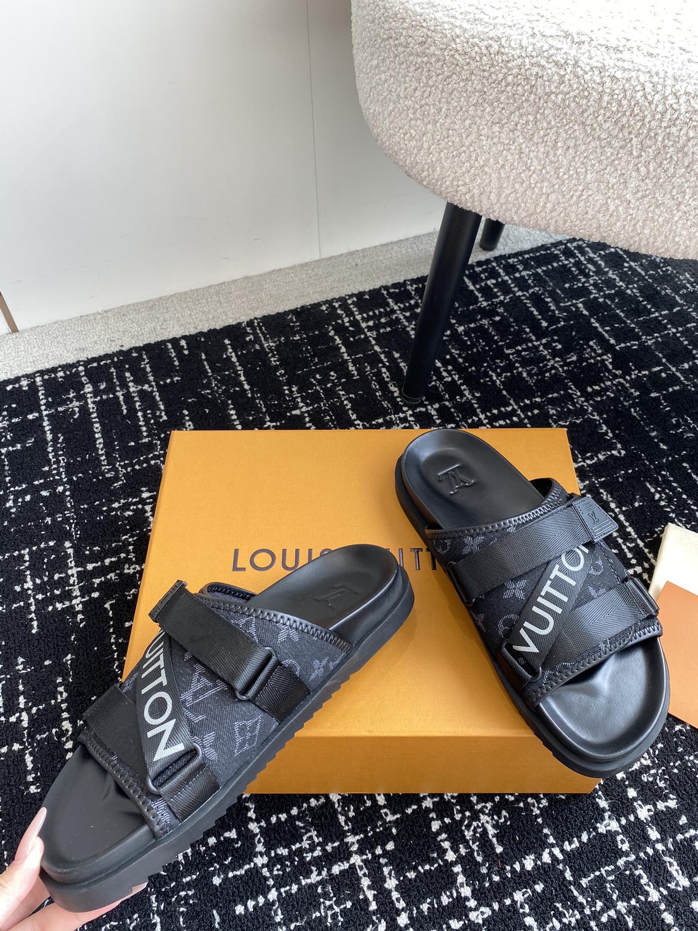 代购级Louisvuitton24ss沙滩拖又一爆款最新顶配版本LV一出即巅峰的超爆款的老花拖鞋面包的脚