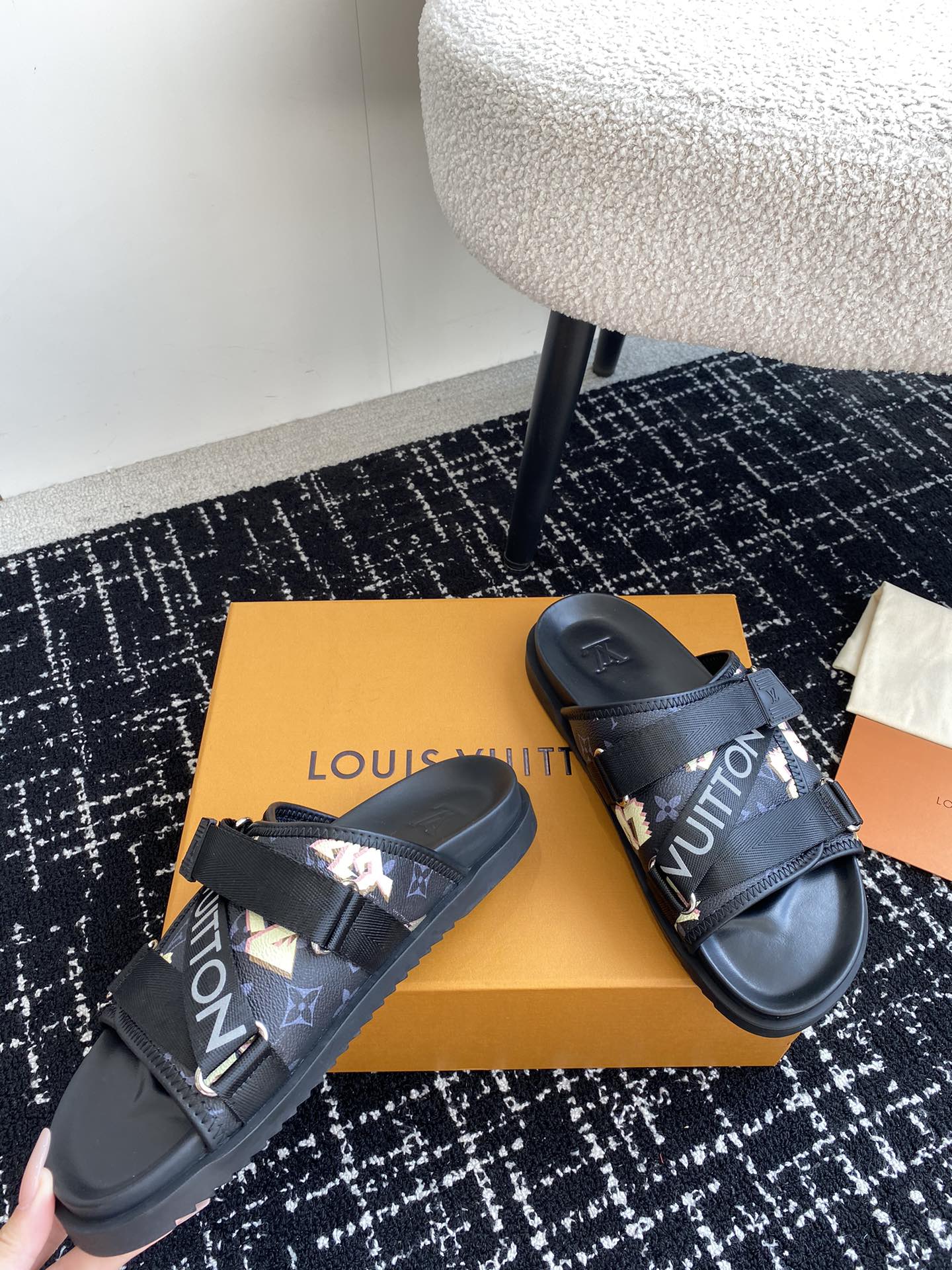 代购级Louisvuitton24ss沙滩拖又一爆款最新顶配版本LV一出即巅峰的超爆款的老花拖鞋面包的脚