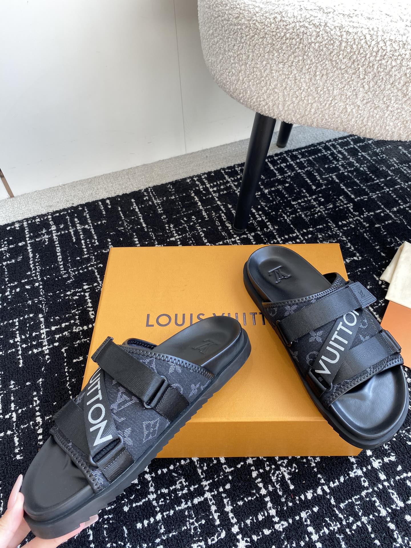 代购级Louisvuitton24ss沙滩拖又一爆款最新顶配版本LV一出即巅峰的超爆款的老花拖鞋面包的脚