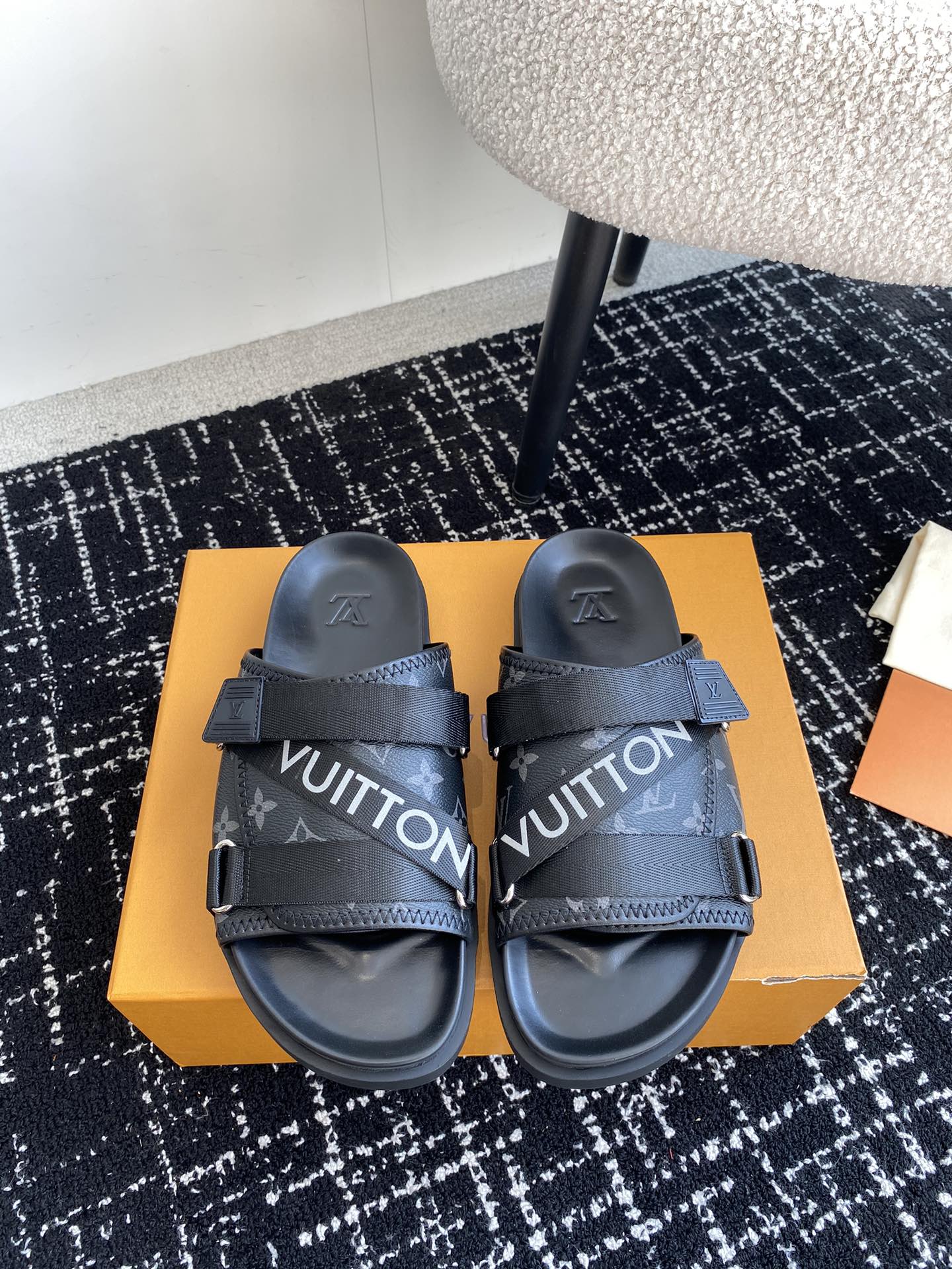 代购级Louisvuitton24ss沙滩拖又一爆款最新顶配版本LV一出即巅峰的超爆款的老花拖鞋面包的脚