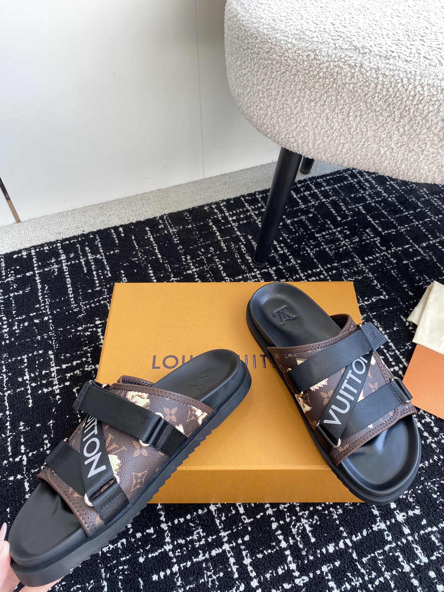 代购级Louisvuitton24ss沙滩拖又一爆款最新顶配版本LV一出即巅峰的超爆款的老花拖鞋面包的脚