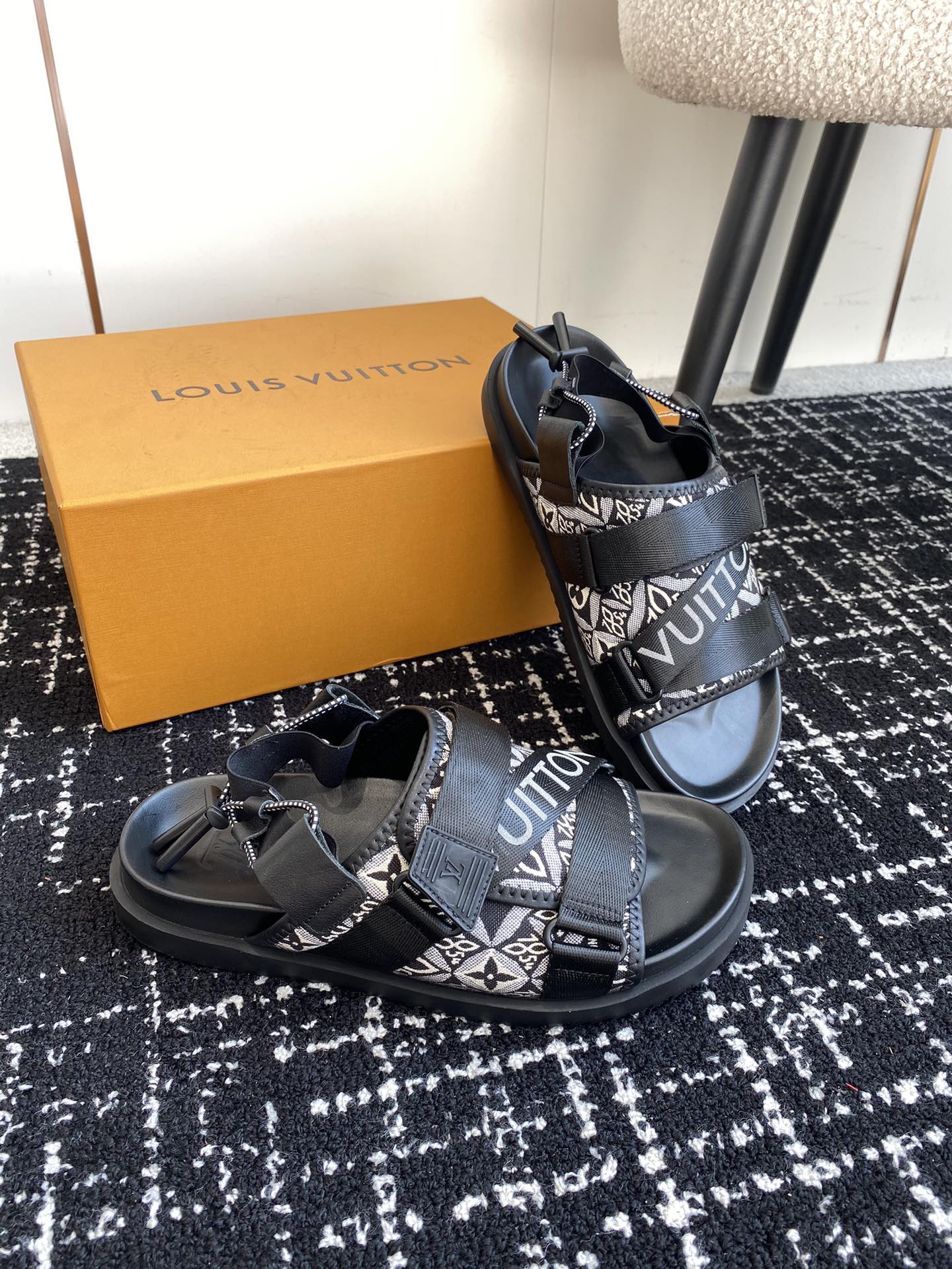 代购级Louisvuitton24ss沙滩凉鞋又一爆款最新顶配版本LV一出即巅峰的超爆款的老花拖鞋面包的