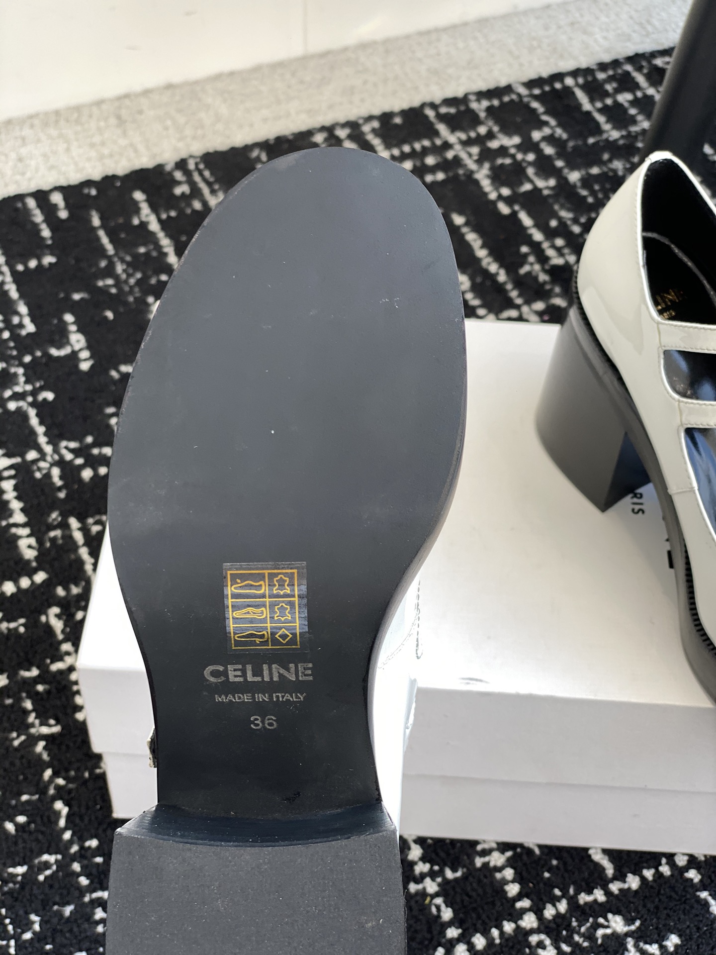 CELINE24ss超级减龄的少女款一双过分美丽的玛丽珍鞋穿脱很方便柔软的漆皮面料加分时髦度我要通过这款