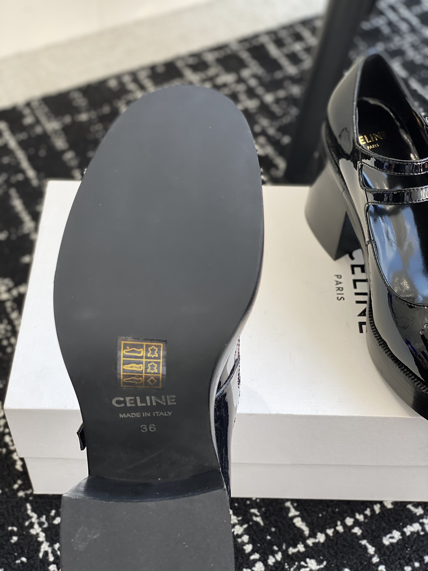 CELINE24ss超级减龄的少女款一双过分美丽的玛丽珍鞋穿脱很方便柔软的漆皮面料加分时髦度我要通过这款