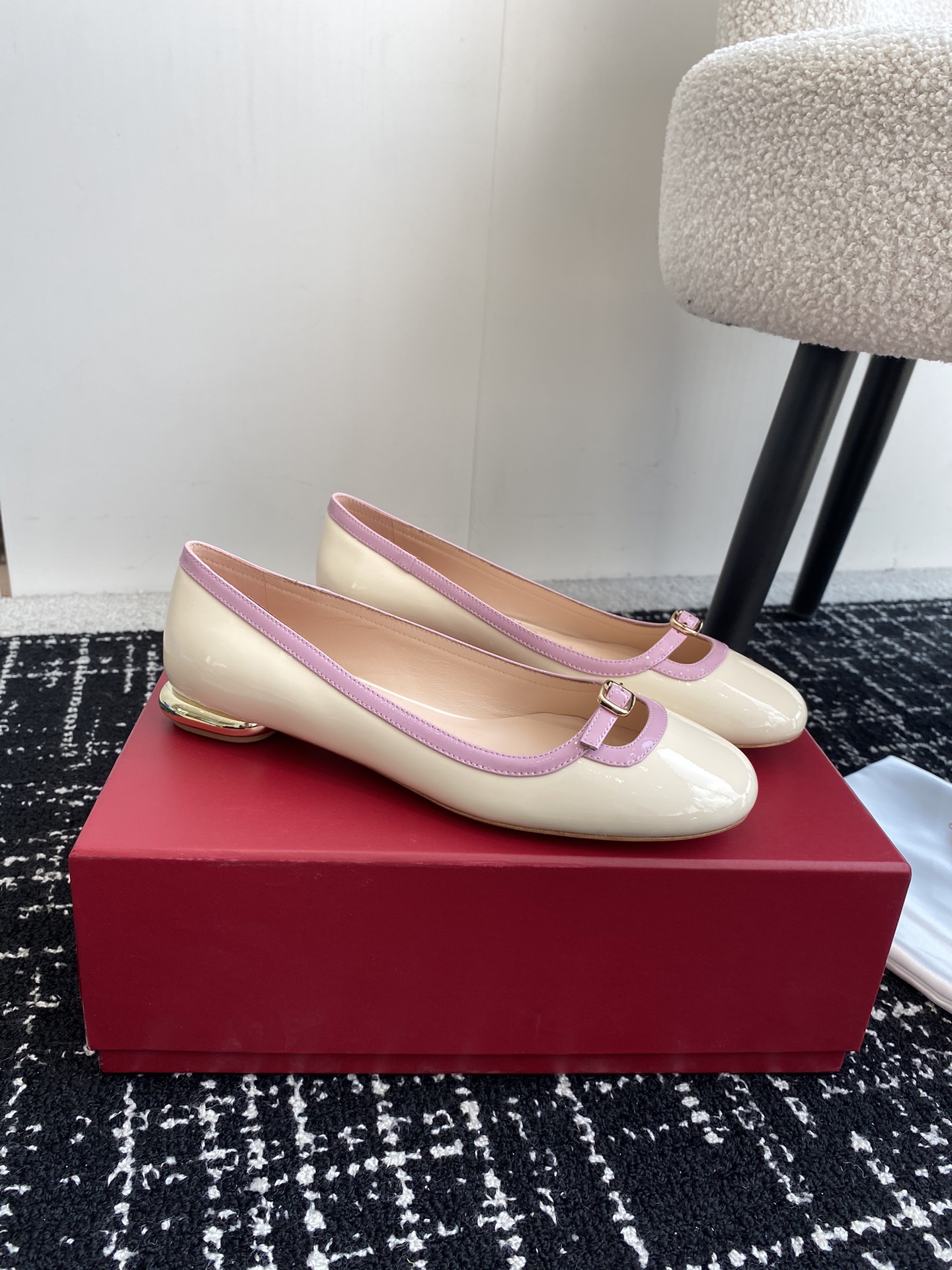 Rogervivier24ssRv最新款玛丽珍单鞋系列玛丽珍单鞋法式复古感好迷人一眼就相中显白又显优雅气