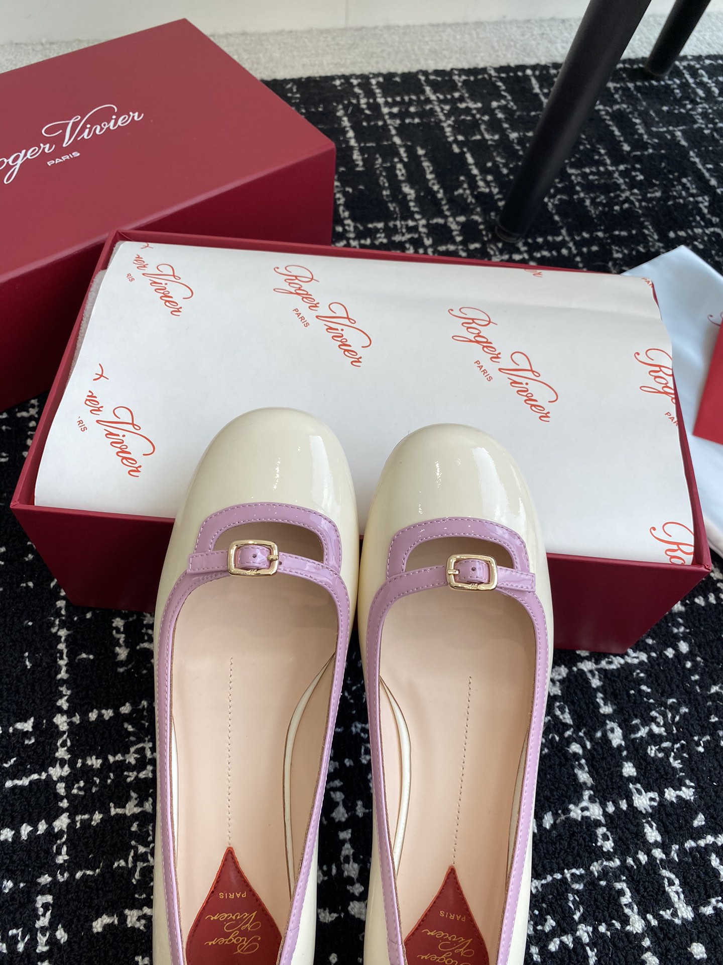 Rogervivier24ssRv最新款玛丽珍单鞋系列玛丽珍单鞋法式复古感好迷人一眼就相中显白又显优雅气