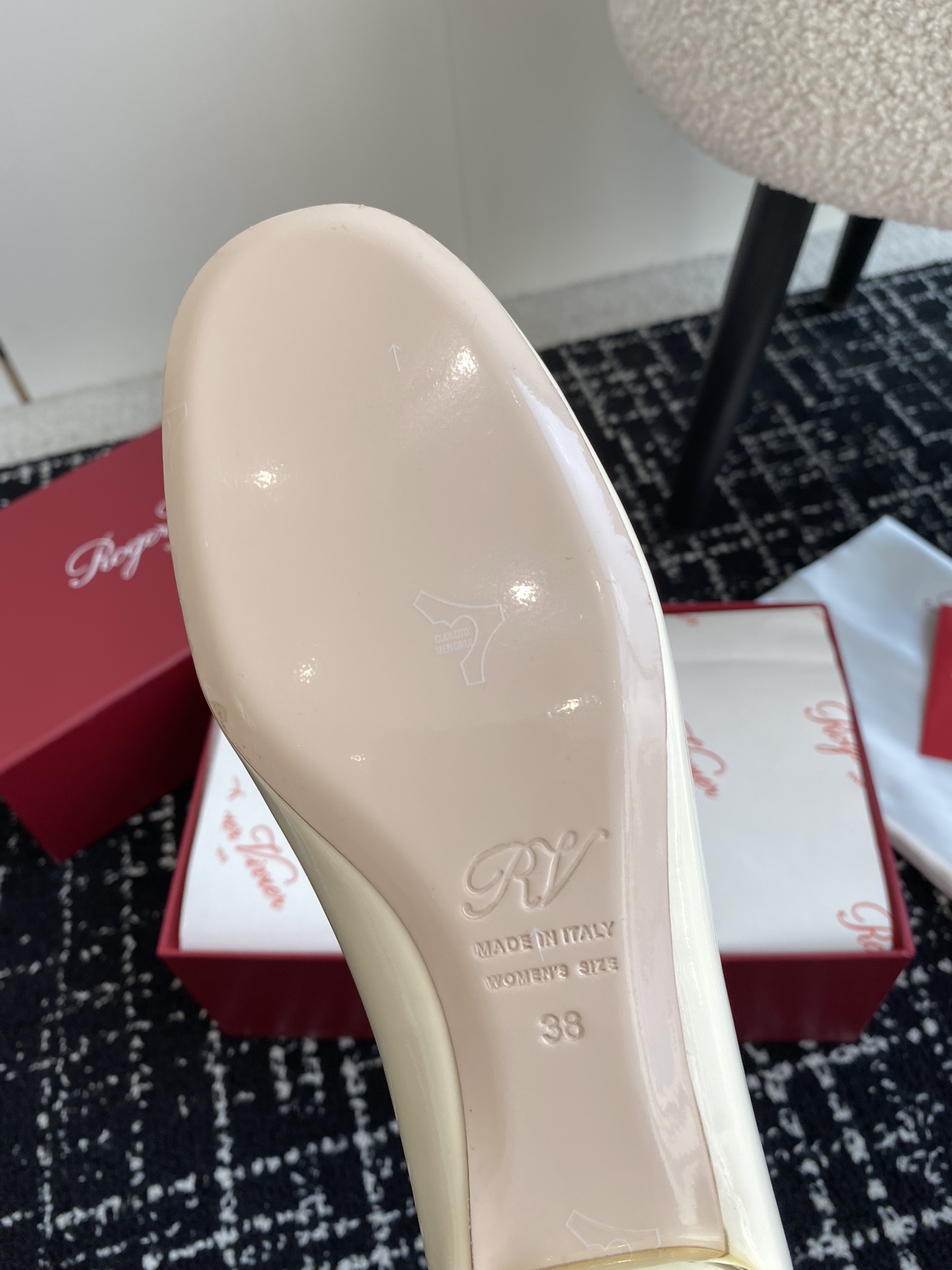 Rogervivier24ssRv最新款玛丽珍单鞋系列玛丽珍单鞋法式复古感好迷人一眼就相中显白又显优雅气