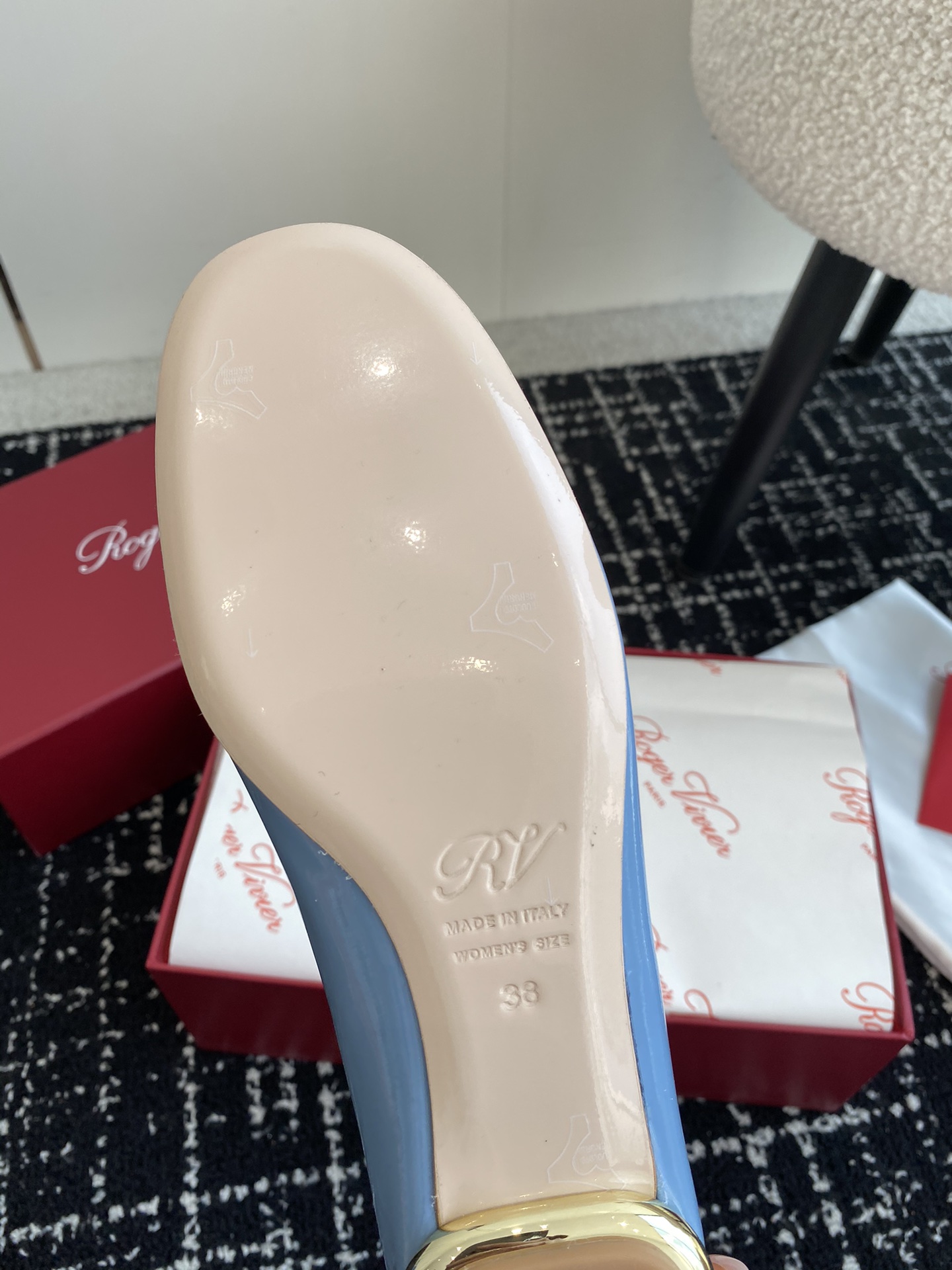 Rogervivier24ssRv最新款玛丽珍单鞋系列玛丽珍单鞋法式复古感好迷人一眼就相中显白又显优雅气