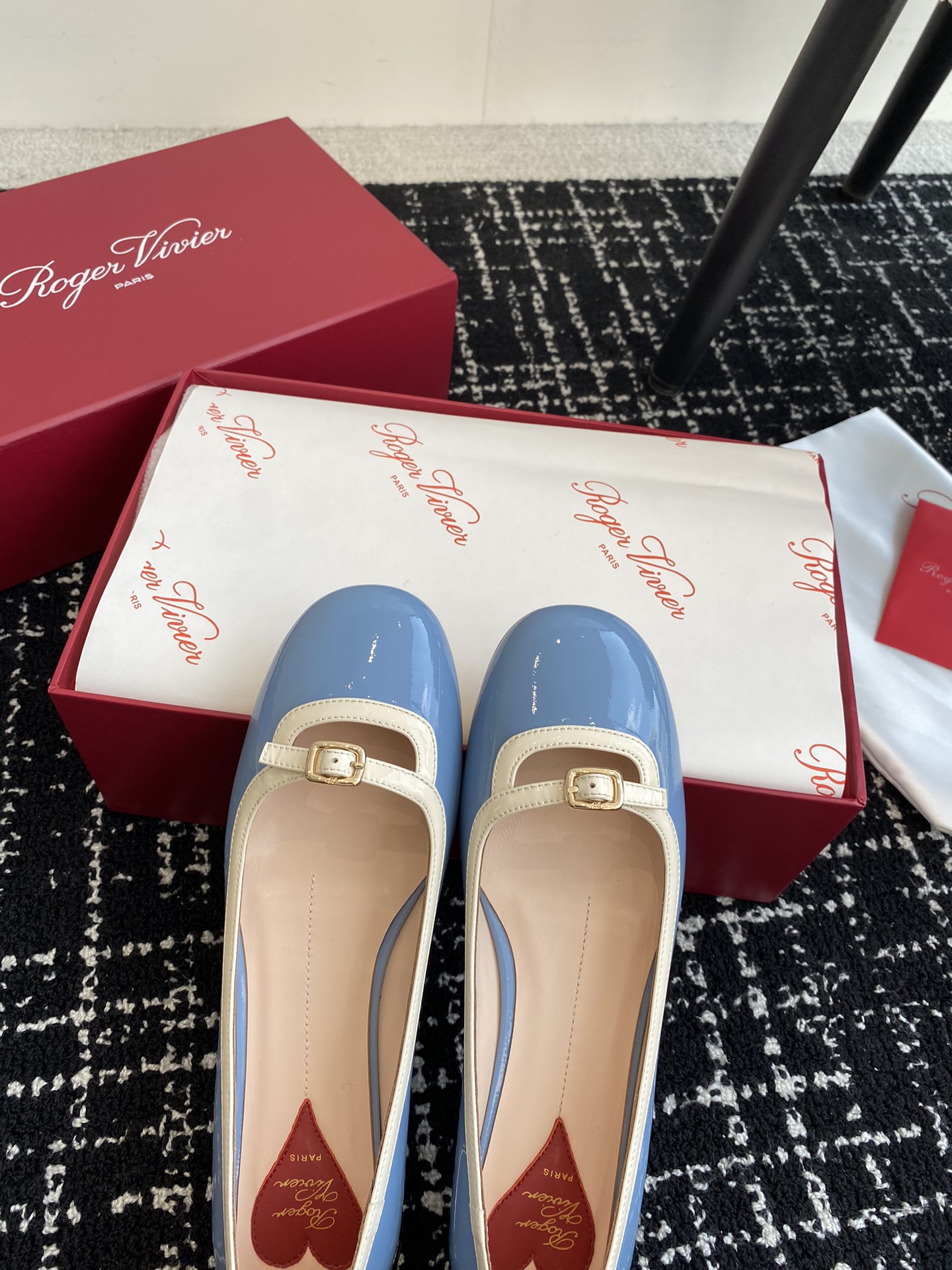 Rogervivier24ssRv最新款玛丽珍单鞋系列玛丽珍单鞋法式复古感好迷人一眼就相中显白又显优雅气