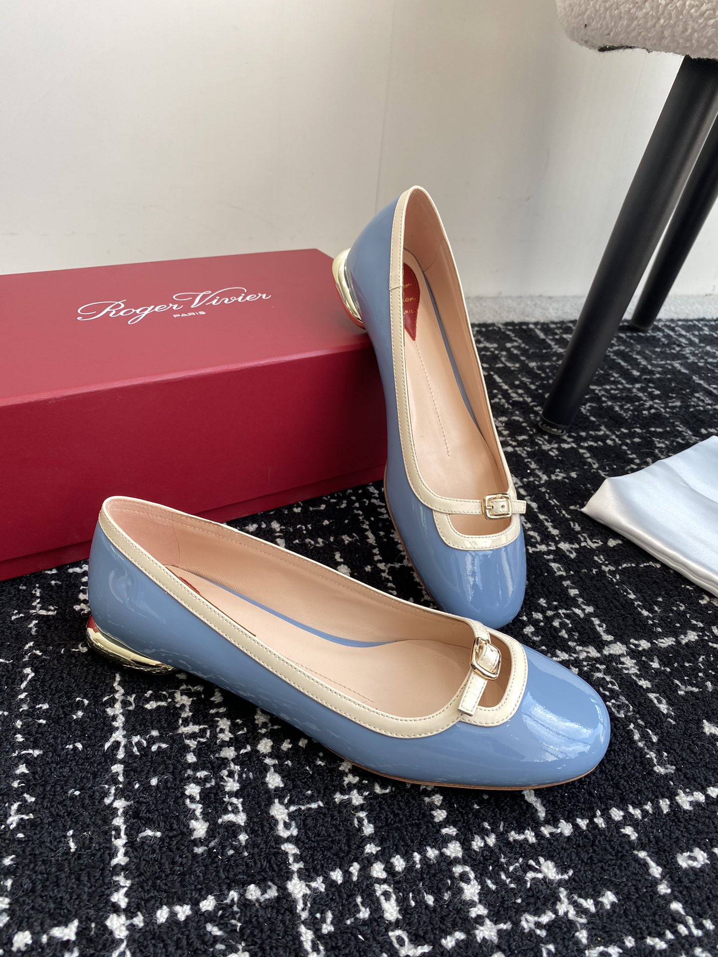 Rogervivier24ssRv最新款玛丽珍单鞋系列玛丽珍单鞋法式复古感好迷人一眼就相中显白又显优雅气