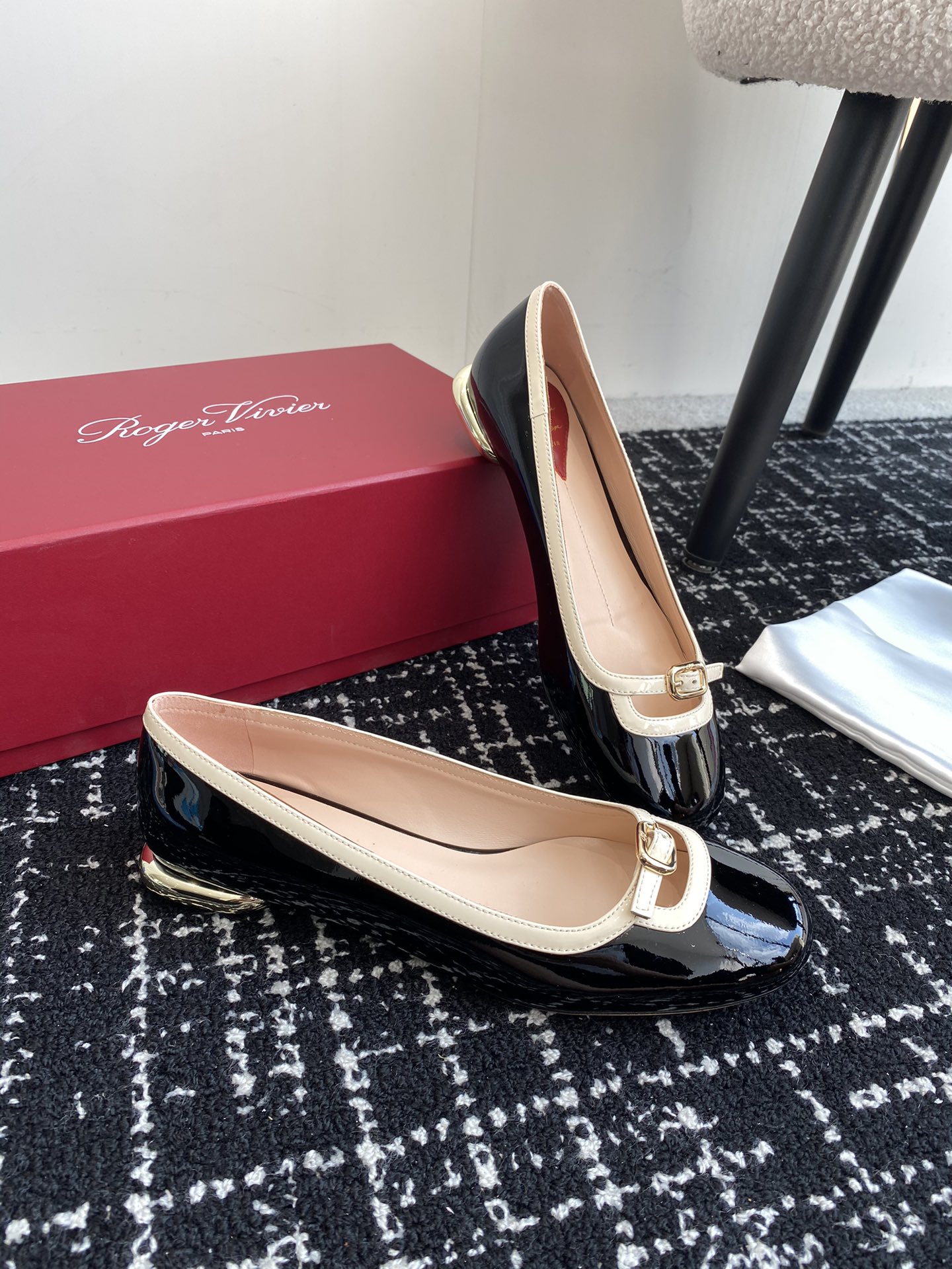 Rogervivier24ssRv最新款玛丽珍单鞋系列玛丽珍单鞋法式复古感好迷人一眼就相中显白又显优雅气