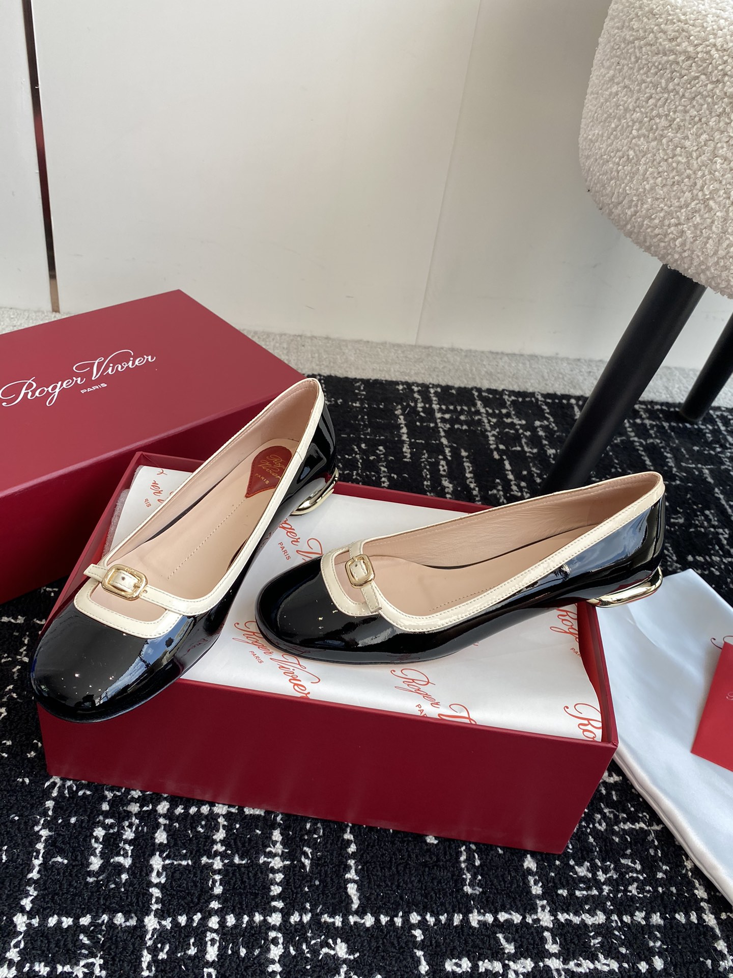 Rogervivier24ssRv最新款玛丽珍单鞋系列玛丽珍单鞋法式复古感好迷人一眼就相中显白又显优雅气