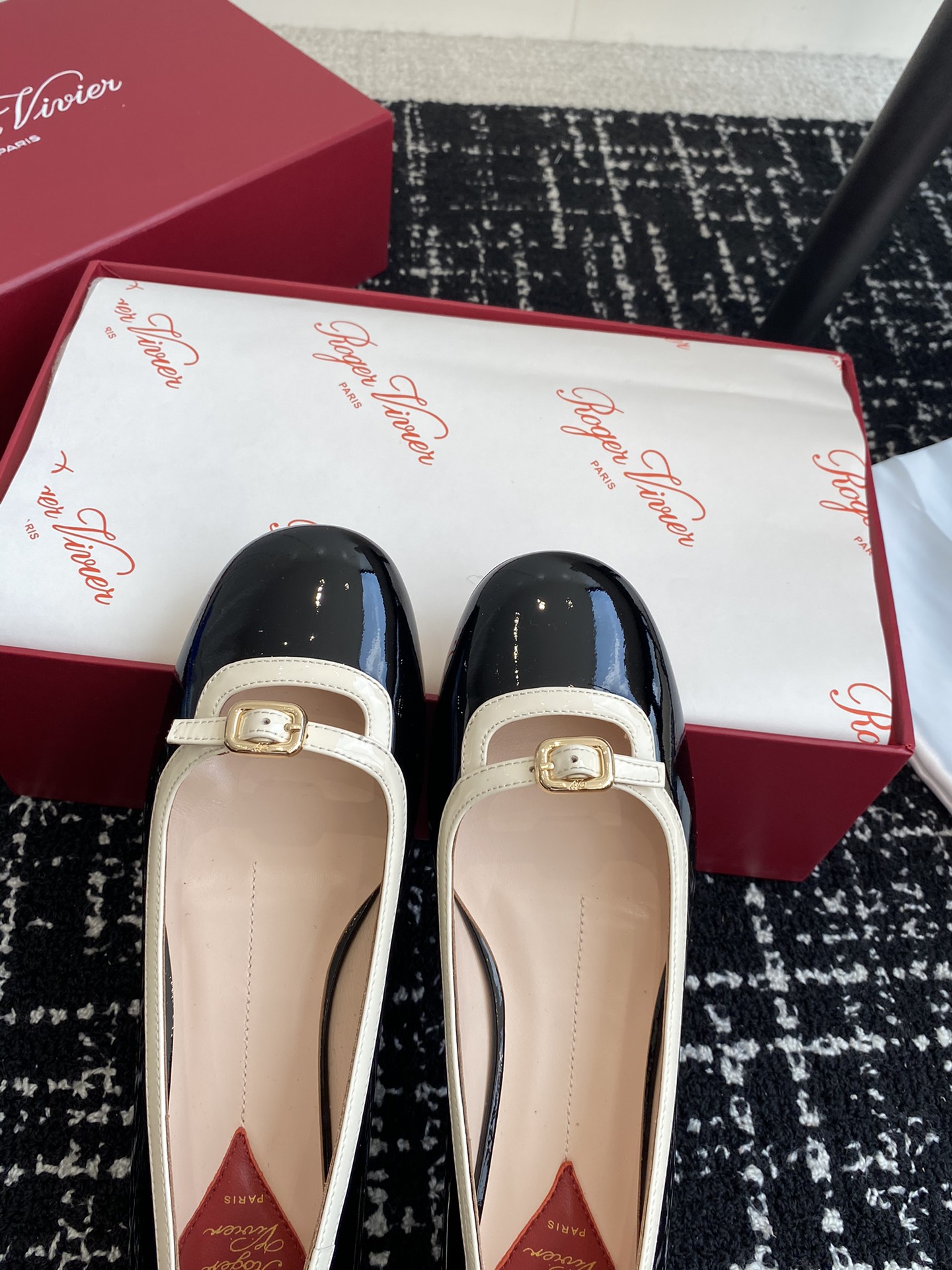 Rogervivier24ssRv最新款玛丽珍单鞋系列玛丽珍单鞋法式复古感好迷人一眼就相中显白又显优雅气