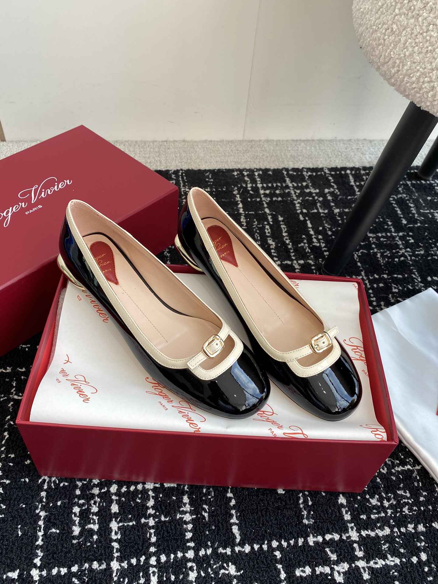 Rogervivier24ssRv最新款玛丽珍单鞋系列玛丽珍单鞋法式复古感好迷人一眼就相中显白又显优雅气