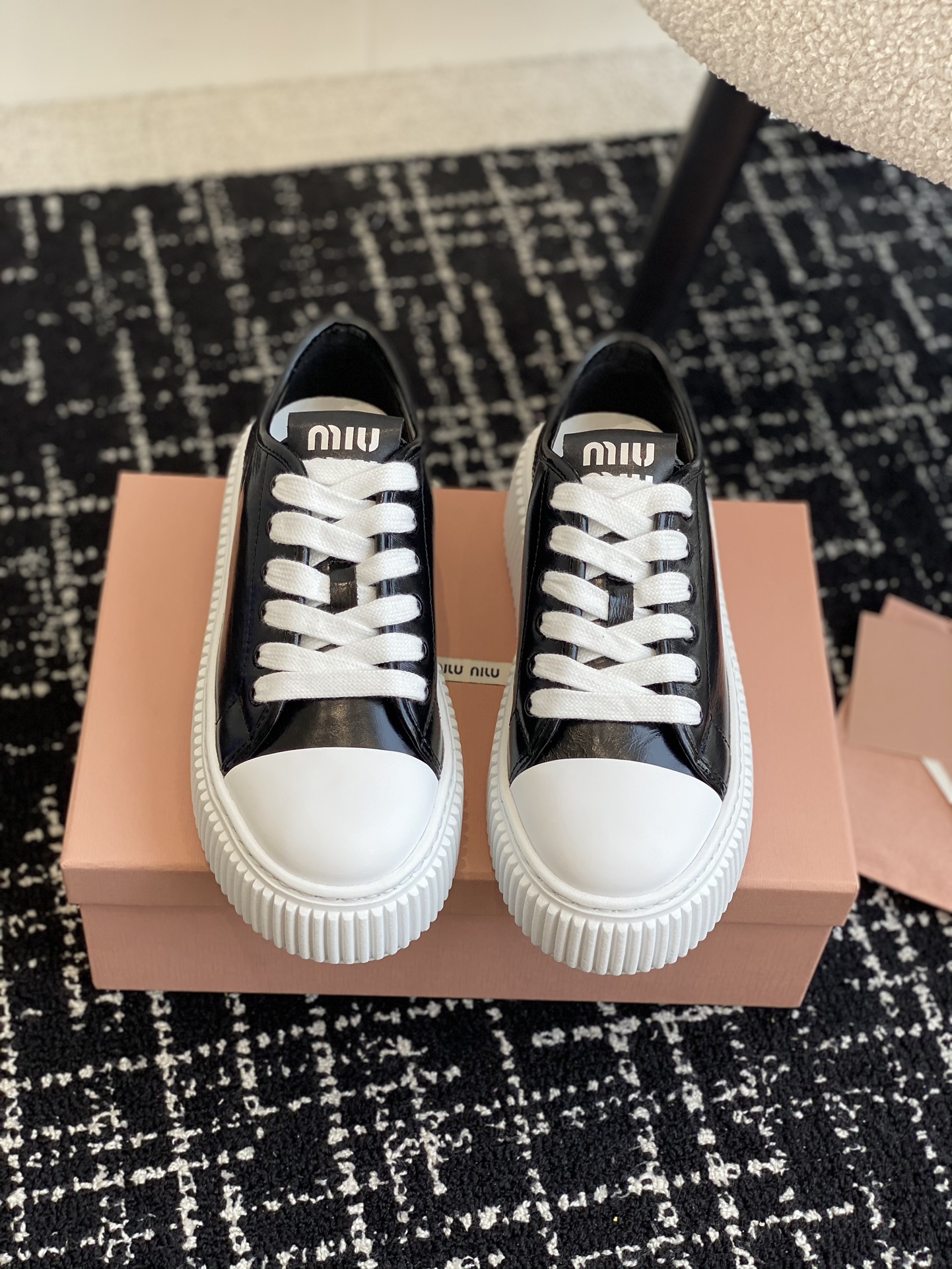 Online Replik
 MiuMiu Skateboard Schuhe Weiß Rindsleder Frühling/Sommer Kollektion