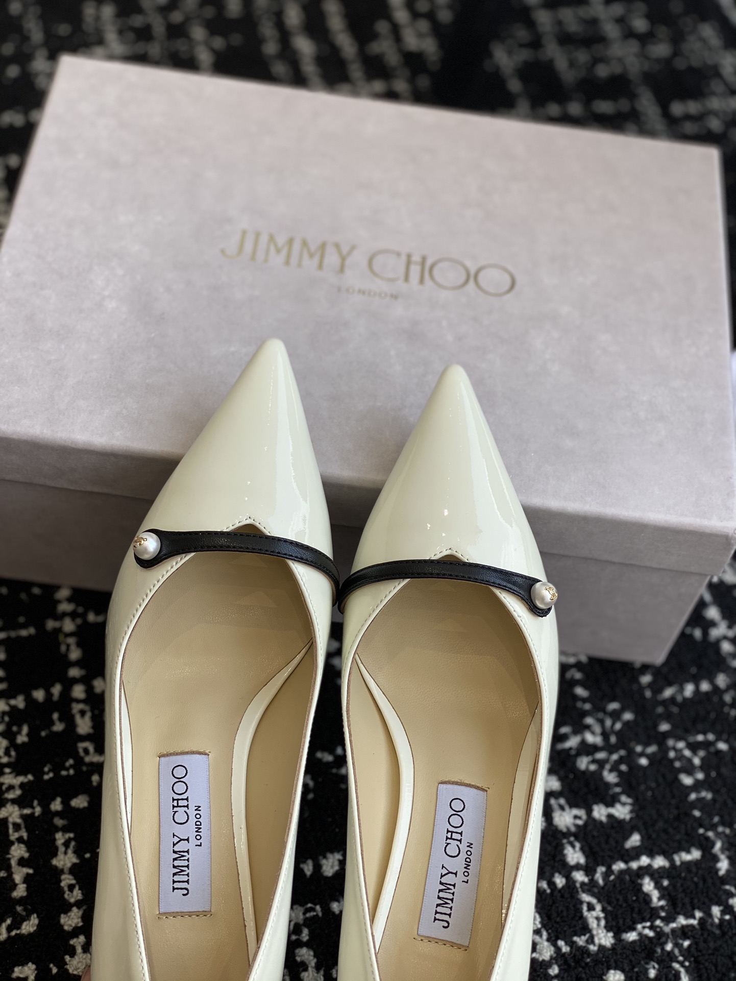 东莞莞产高品质JimmyChooJC新款漆皮水晶珍珠系列单鞋品质优越优雅知性低调不失华丽性感又不显张扬说