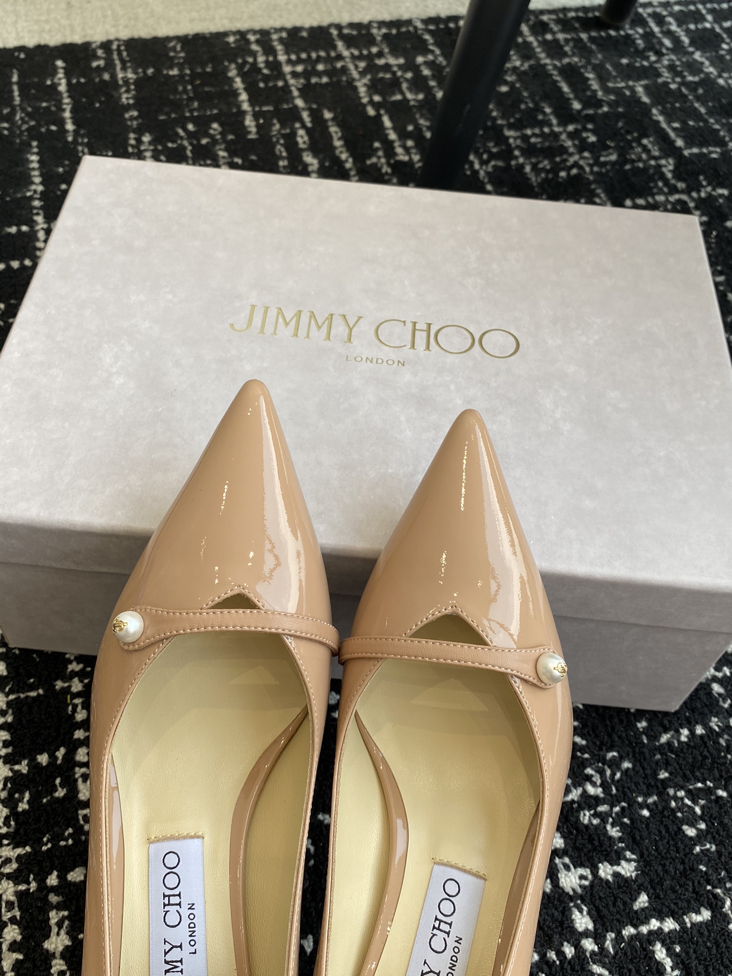 东莞莞产高品质JimmyChooJC新款漆皮水晶珍珠系列单鞋品质优越优雅知性低调不失华丽性感又不显张扬说