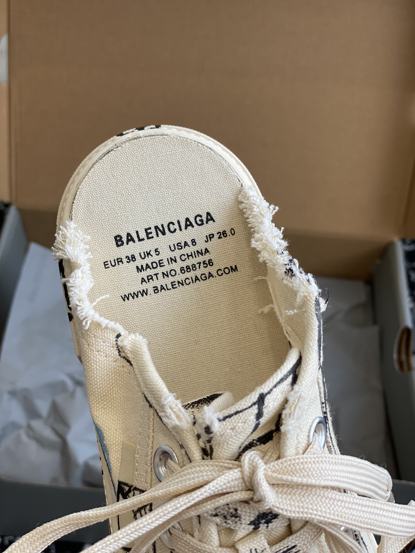 最新配色Balenciaga巴黎世家复古帆布鞋“Paris”系列主打复古和做旧质感整体十分简约只有在鞋头