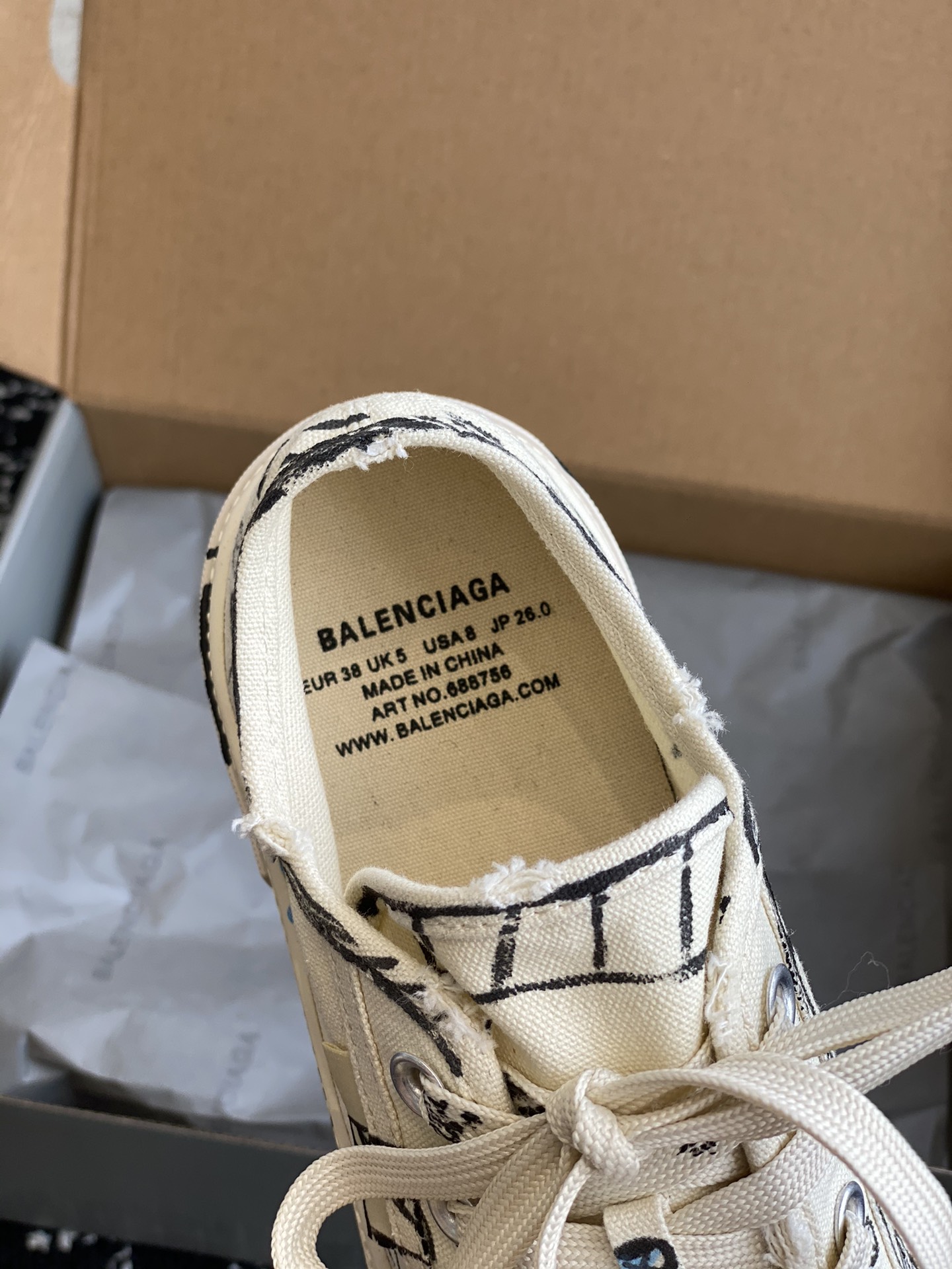 最新配色Balenciaga巴黎世家复古帆布鞋“Paris”系列主打复古和做旧质感整体十分简约只有在鞋头