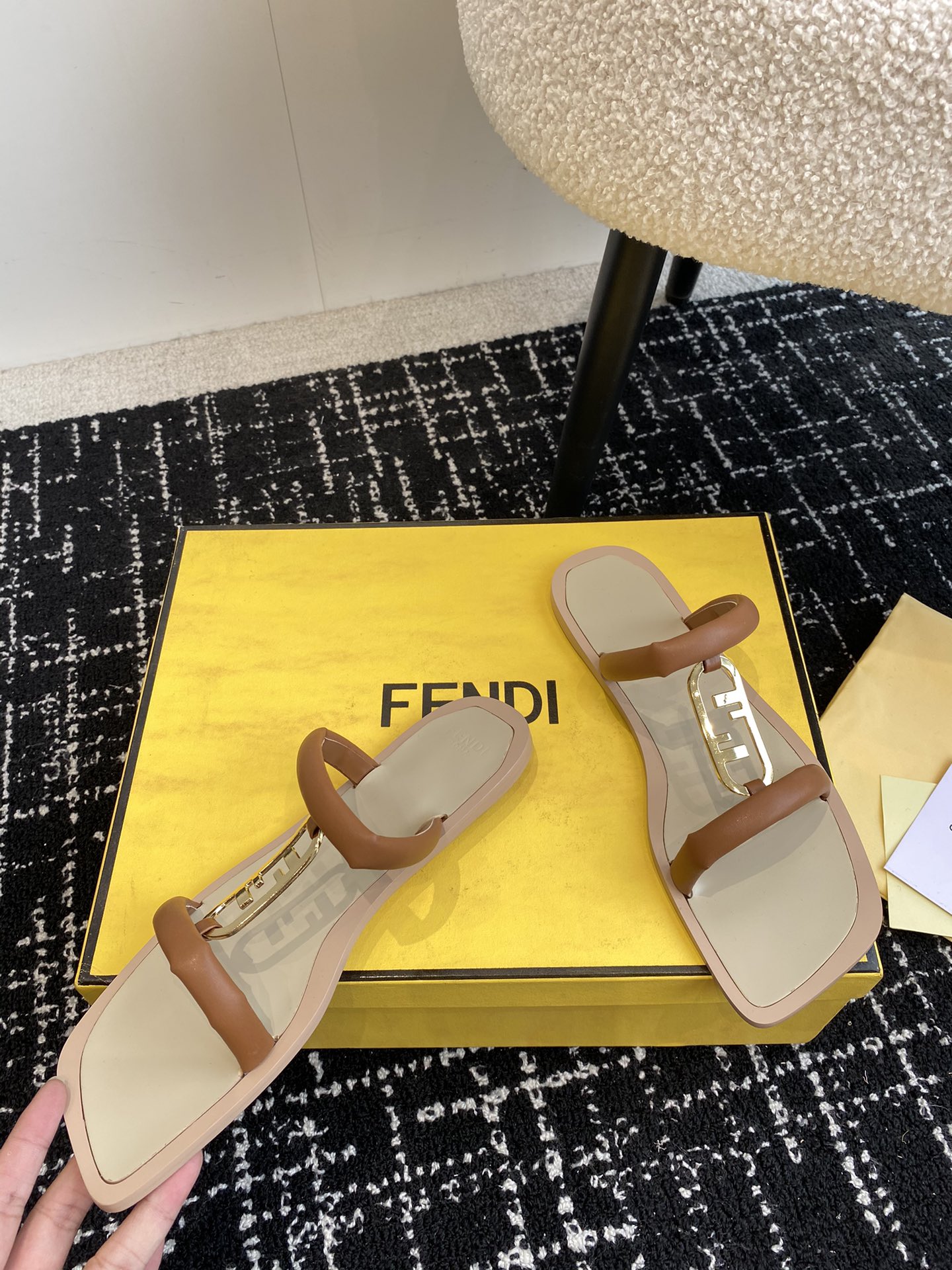 Fendi24ss芬迪系列双FF方头平底凉鞋拖鞋每年必备FF拖今年还加了新的系列美到无法言喻绝好的穿着舒