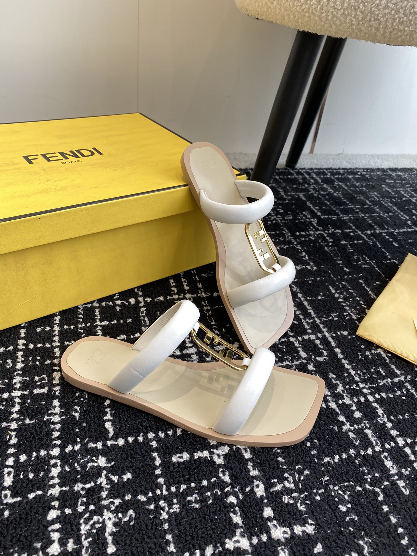 Fendi24ss芬迪系列双FF方头平底凉鞋拖鞋每年必备FF拖今年还加了新的系列美到无法言喻绝好的穿着舒