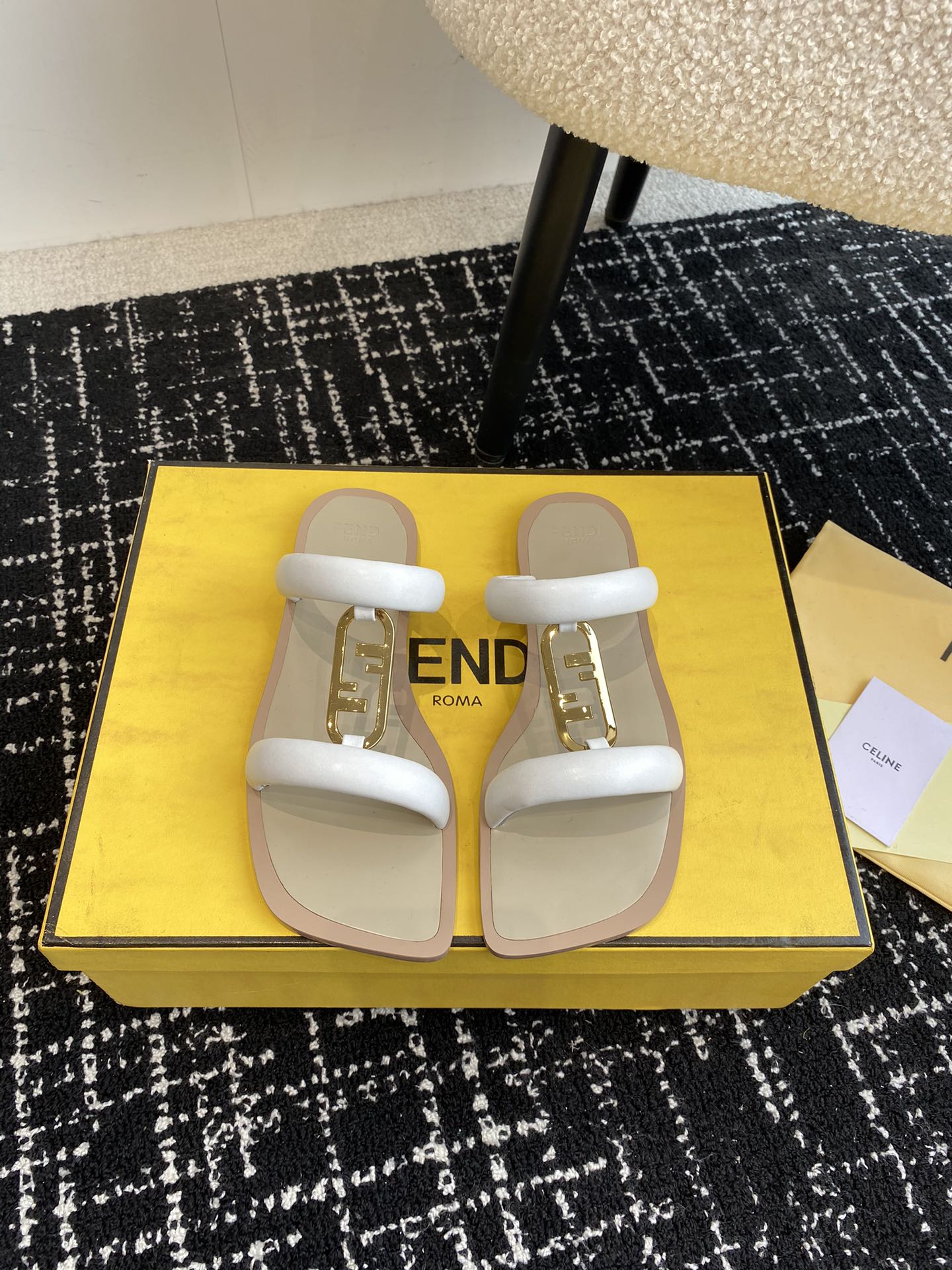 Fendi24ss芬迪系列双FF方头平底凉鞋拖鞋每年必备FF拖今年还加了新的系列美到无法言喻绝好的穿着舒