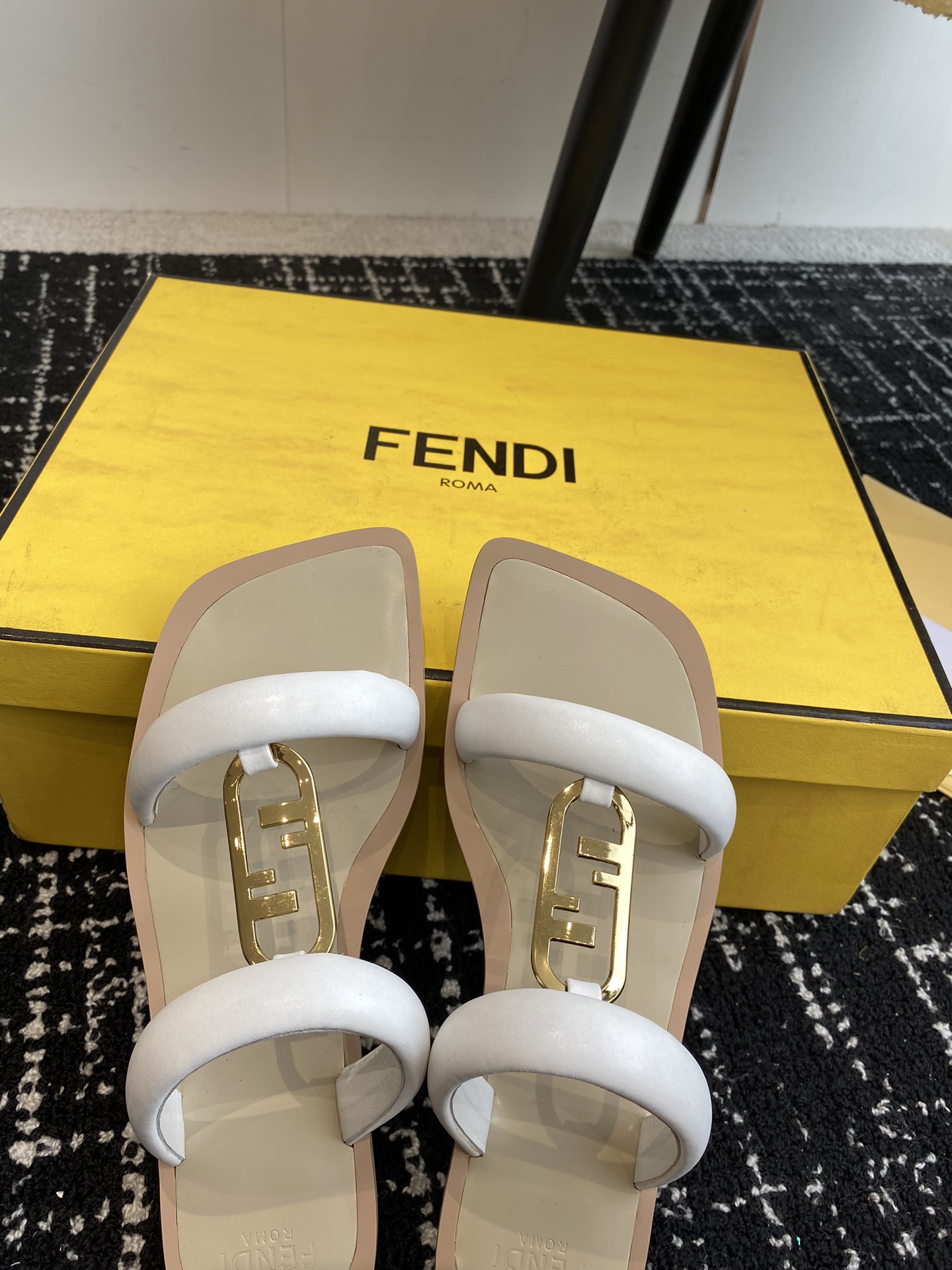 Fendi24ss芬迪系列双FF方头平底凉鞋拖鞋每年必备FF拖今年还加了新的系列美到无法言喻绝好的穿着舒