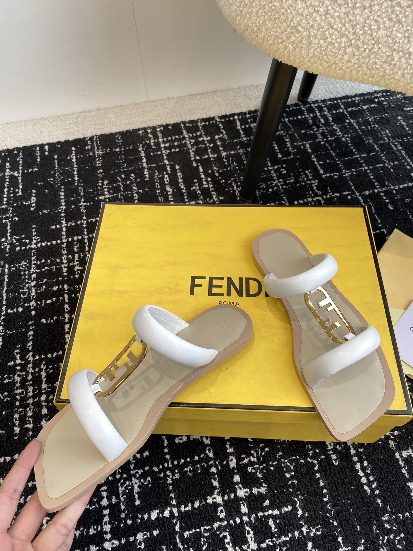 Fendi24ss芬迪系列双FF方头平底凉鞋拖鞋每年必备FF拖今年还加了新的系列美到无法言喻绝好的穿着舒