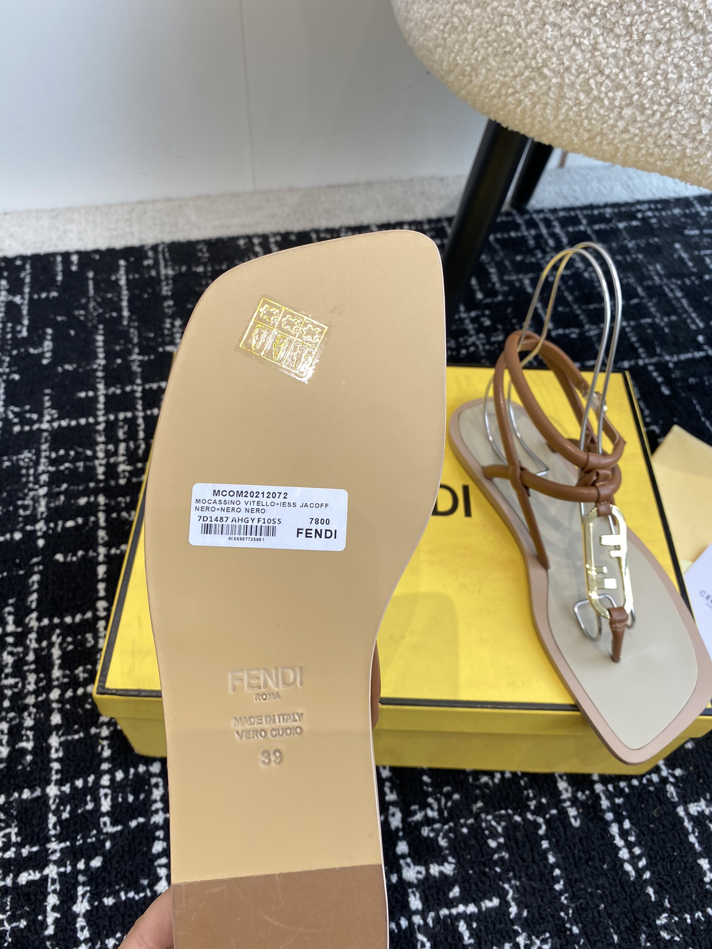 Fendi24ss芬迪系列双FF方头平底凉鞋拖鞋每年必备FF拖今年还加了新的系列美到无法言喻绝好的穿着舒