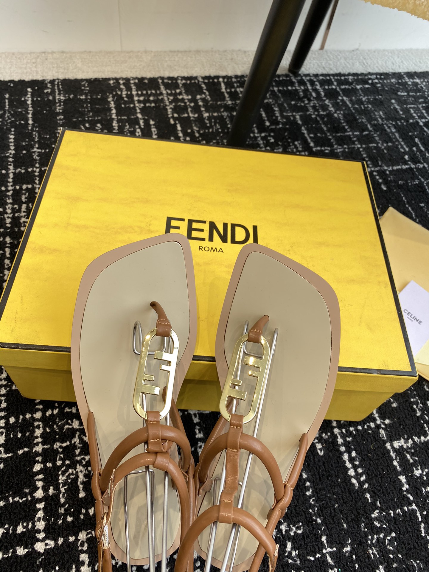 Fendi24ss芬迪系列双FF方头平底凉鞋拖鞋每年必备FF拖今年还加了新的系列美到无法言喻绝好的穿着舒