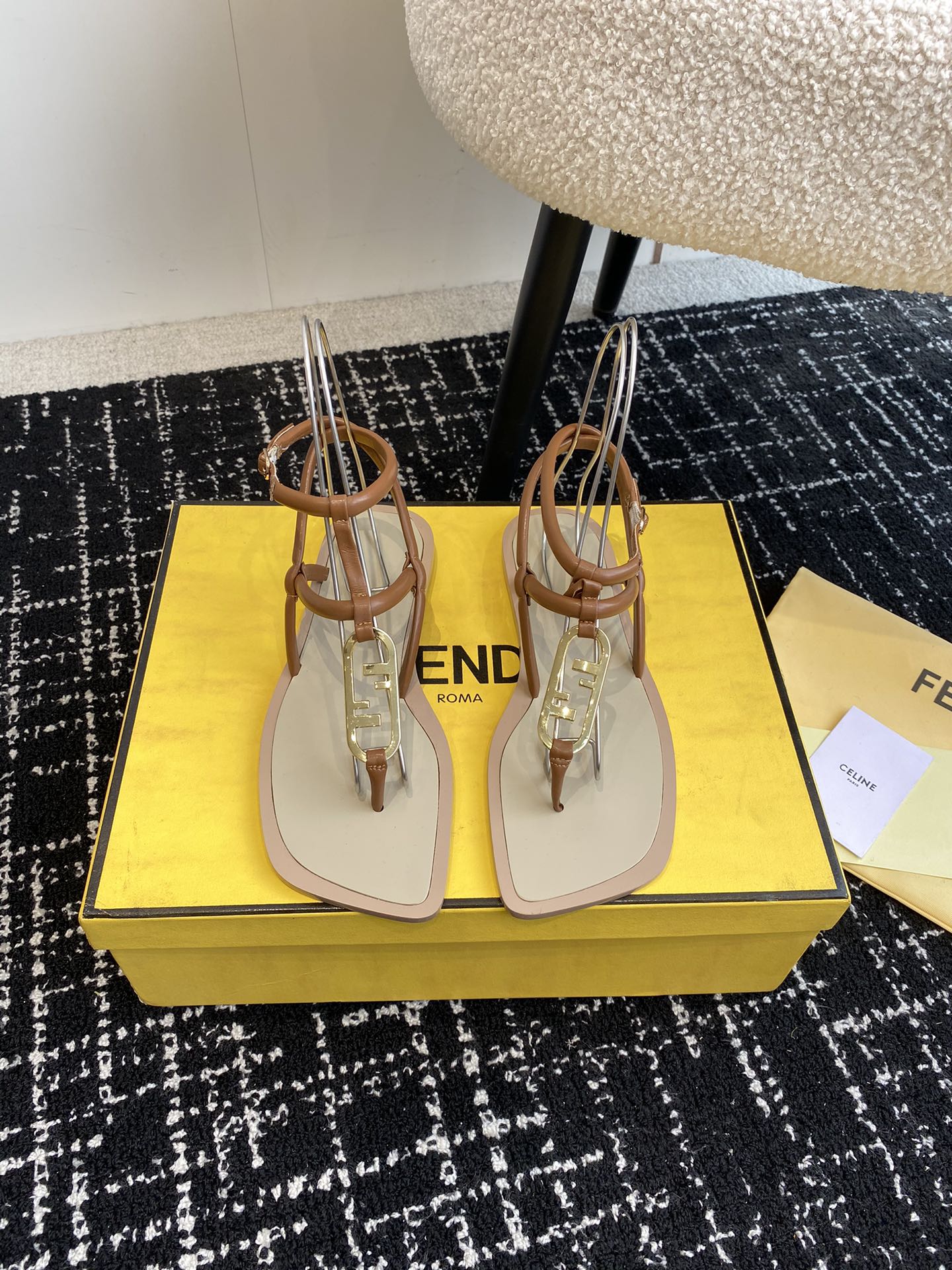 Fendi24ss芬迪系列双FF方头平底凉鞋拖鞋每年必备FF拖今年还加了新的系列美到无法言喻绝好的穿着舒