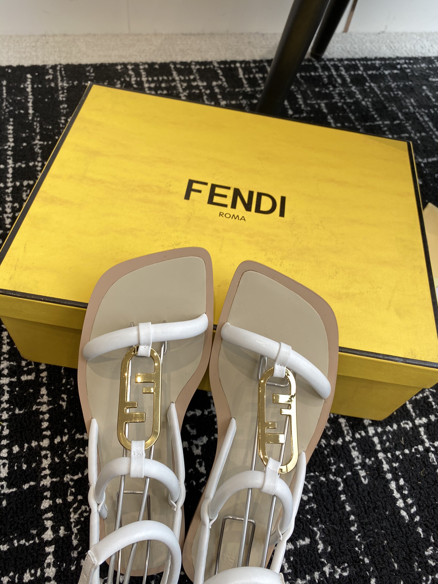 Fendi24ss芬迪系列双FF方头平底凉鞋拖鞋每年必备FF拖今年还加了新的系列美到无法言喻绝好的穿着舒