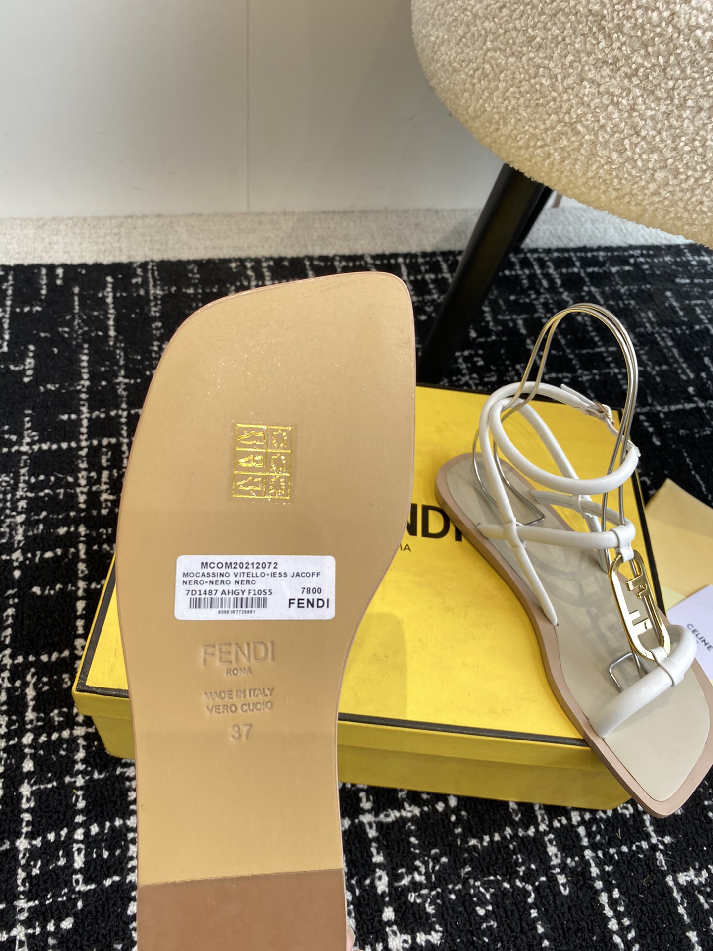 Fendi24ss芬迪系列双FF方头平底凉鞋拖鞋每年必备FF拖今年还加了新的系列美到无法言喻绝好的穿着舒