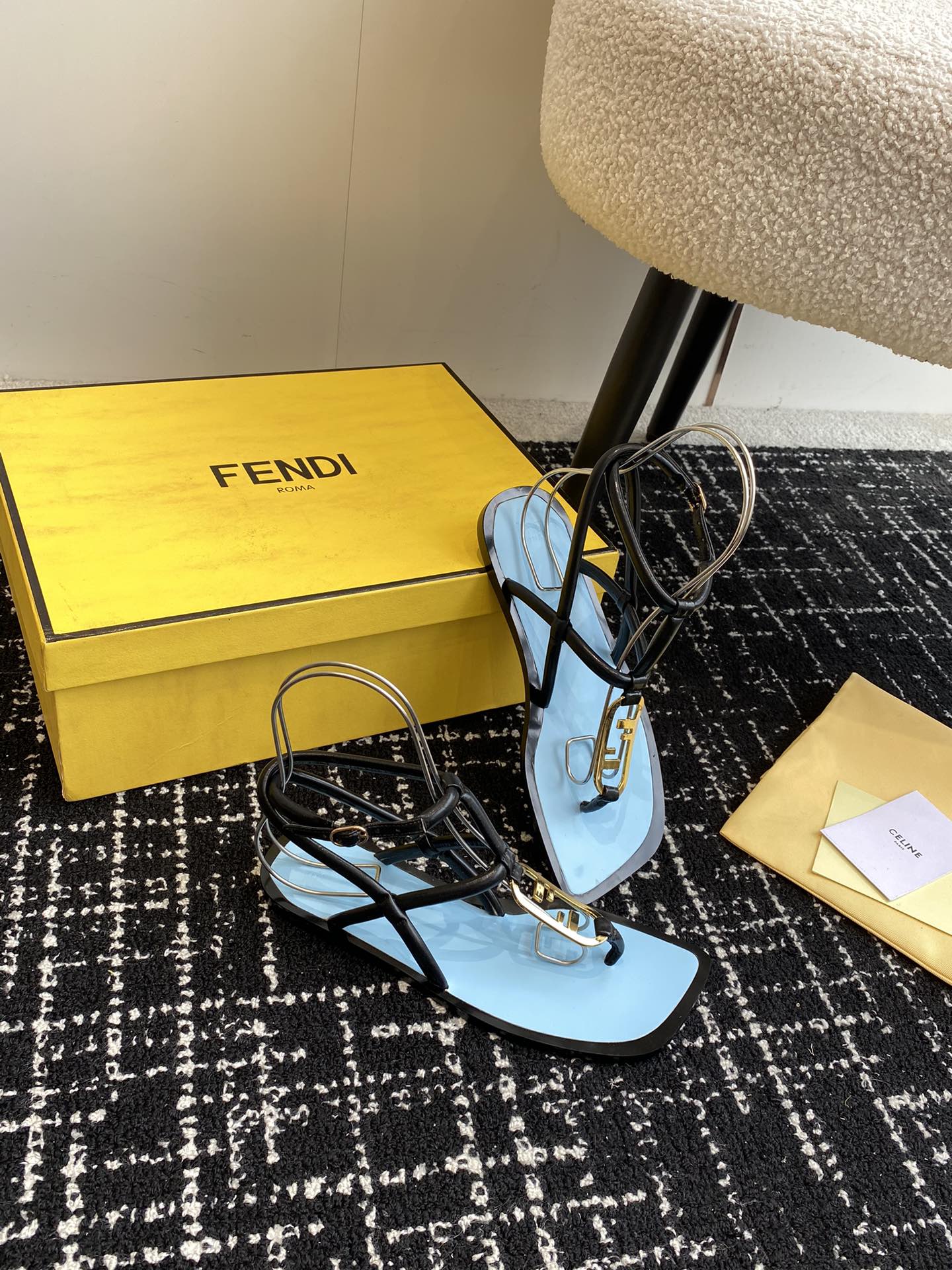 Fendi24ss芬迪系列双FF方头平底凉鞋拖鞋每年必备FF拖今年还加了新的系列美到无法言喻绝好的穿着舒