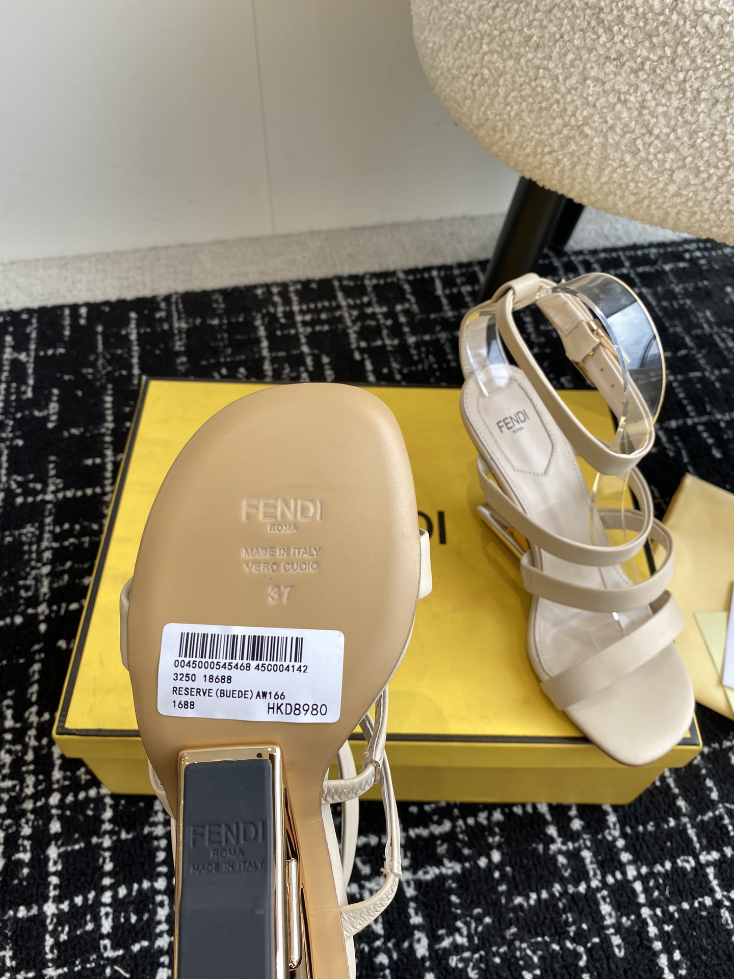 Fendi24ss芬迪系列双FF圆头平底凉鞋每年必备FF拖今年还加了新的系列美到无法言喻绝好的穿着舒适感